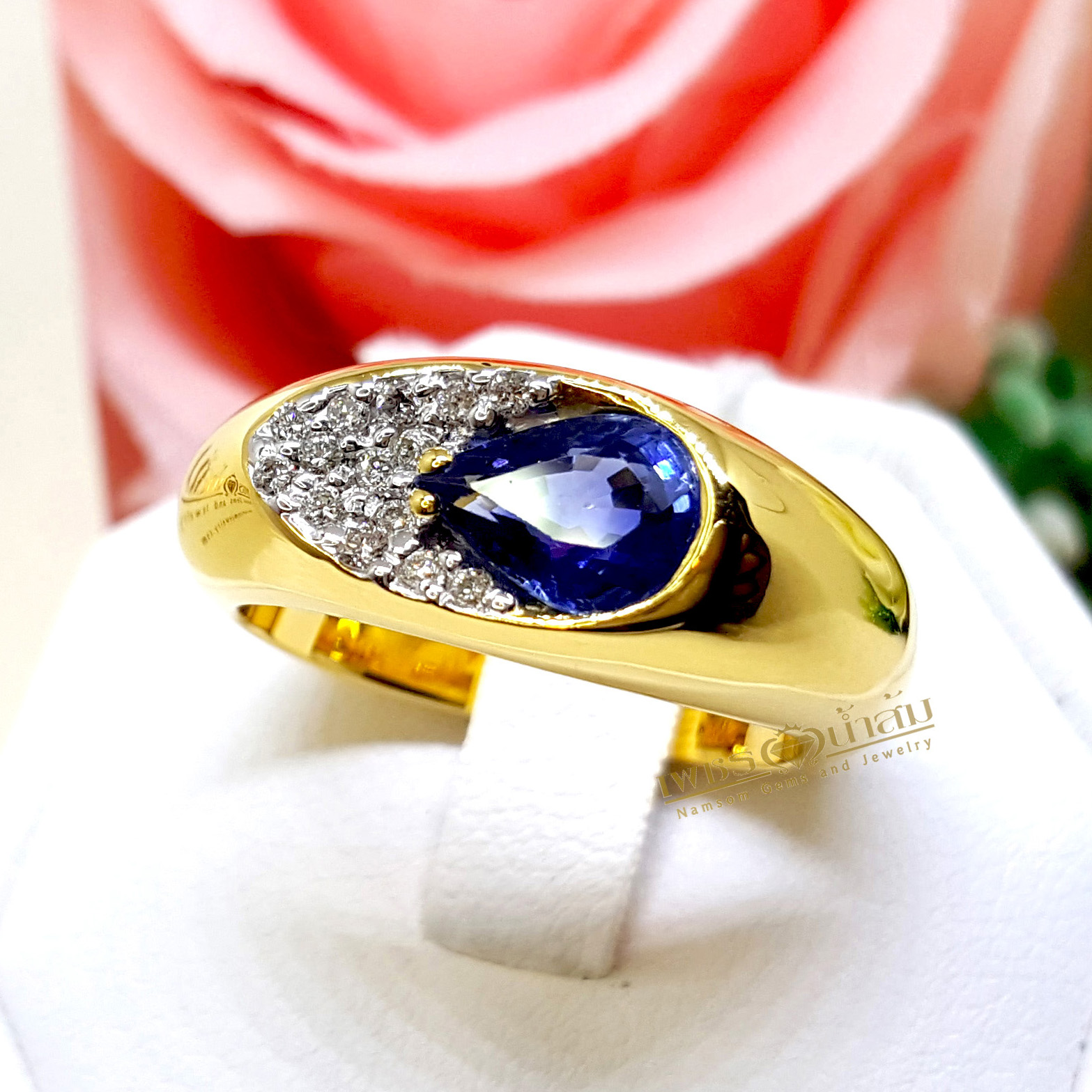 แหวนพลอยไพลิน Blue Sapphire เล่นแสงเล่นไฟ งานออกแบบทรงโมเดิร์น ประดับเพชรแท้ฝังจิกไข่ปลา บนตัวเรือนทองแท้ทั้งตัวเรือน