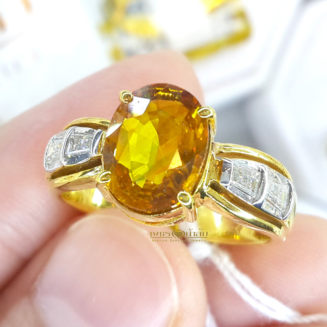 แหวนพลอยบุษราคัม Yellow Sapphire ฝังเพชรแท้ น้ำงาม ตรงบ่าสองข้างเป็นขั้นบรรได ทำให้หัวแหวนโดนเด่น บนตัวเรือนทองแท้ทั้งตัวเรือน
