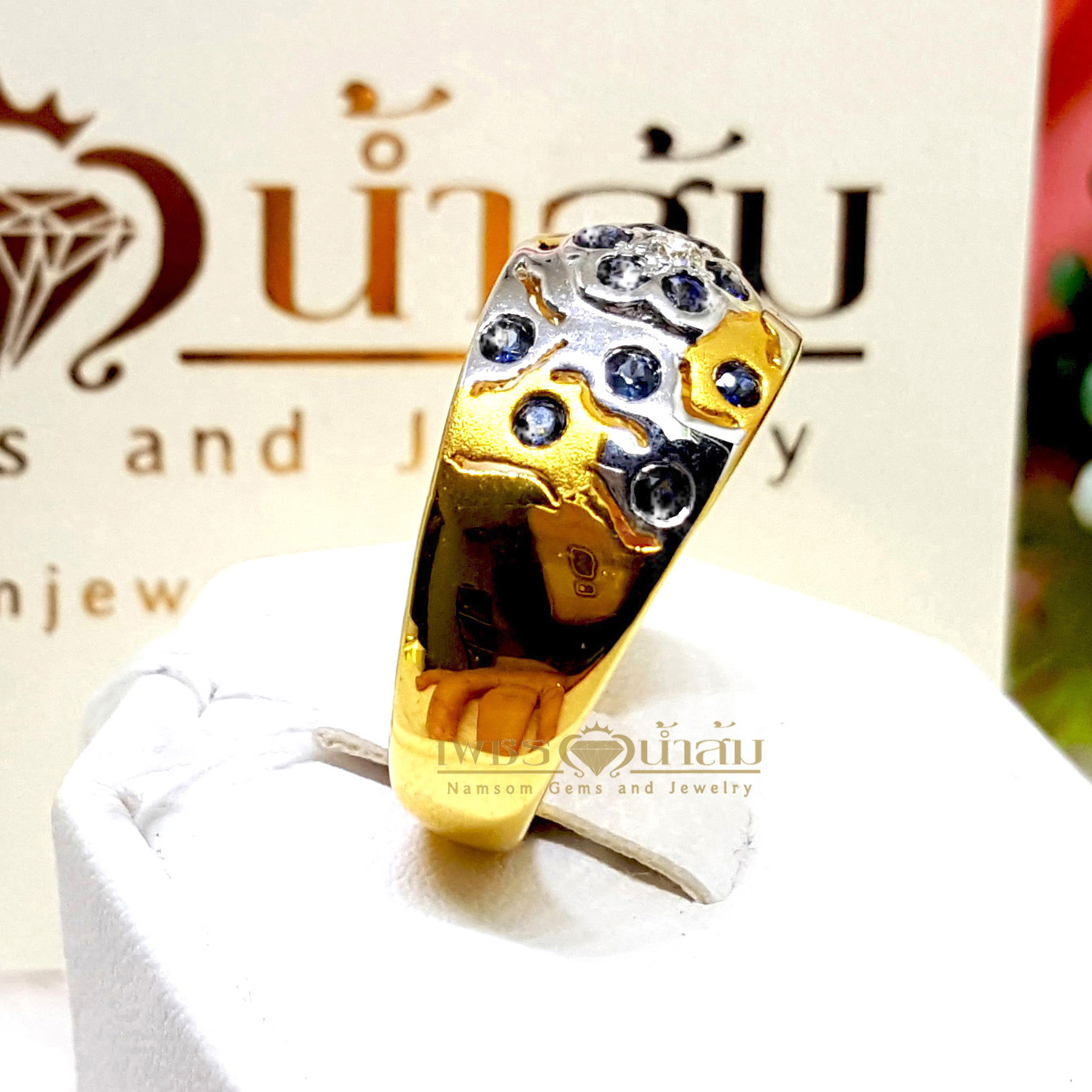 แหวนพลอยไพลิน Blue Sapphire ทรงดอกไม้ลายไทย บนตัวเรือนทองแท้ทั้งตัวเรือน