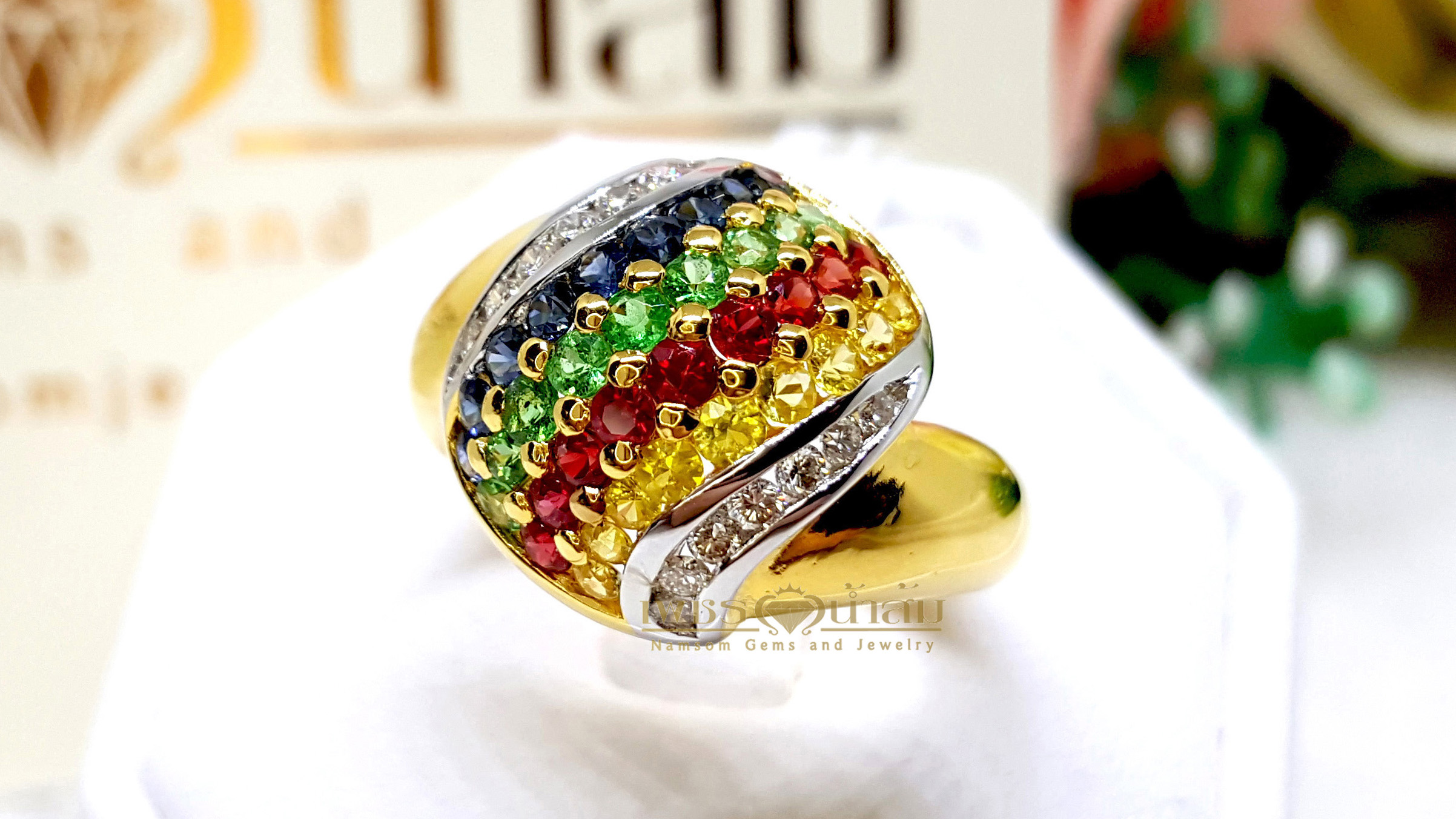 แหวนพลอยนพเก้าสลับสีทรงตูม ประกอบไปด้วย ทับทิม ไพลิน บุษราคัม และมรกตสีสวย บนตัวเรือนทองทัทั้งตัวเรือน
