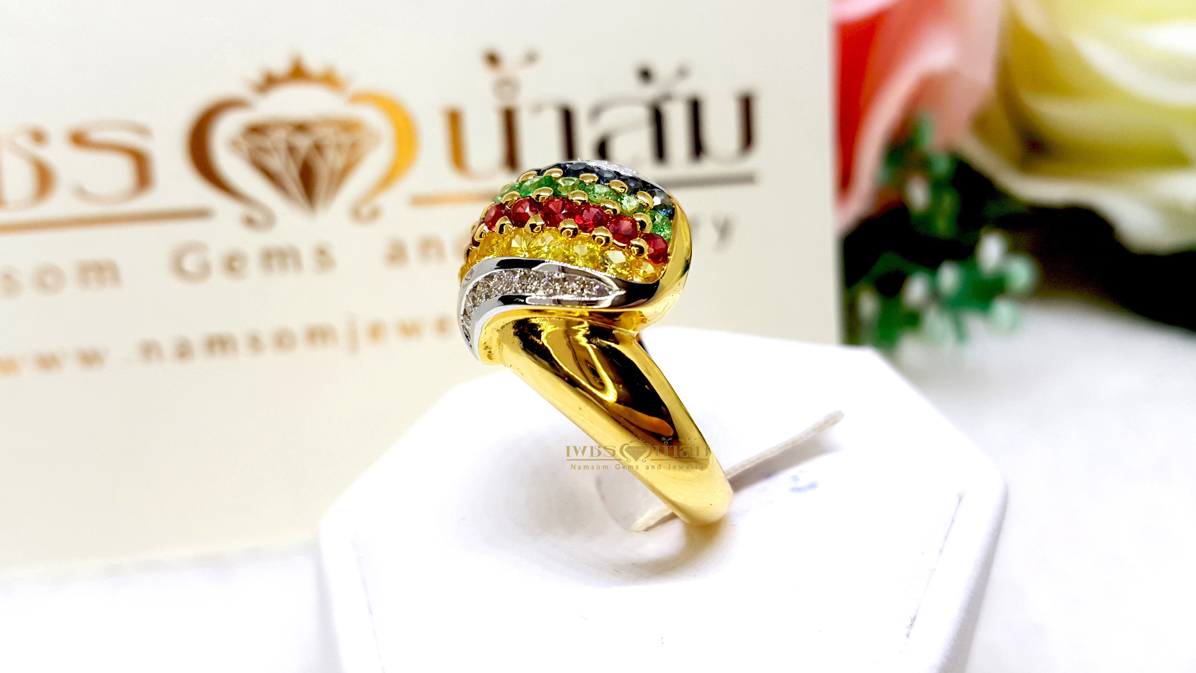 แหวนพลอยนพเก้าสลับสีทรงตูม ประกอบไปด้วย ทับทิม ไพลิน บุษราคัม และมรกตสีสวย บนตัวเรือนทองทัทั้งตัวเรือน
