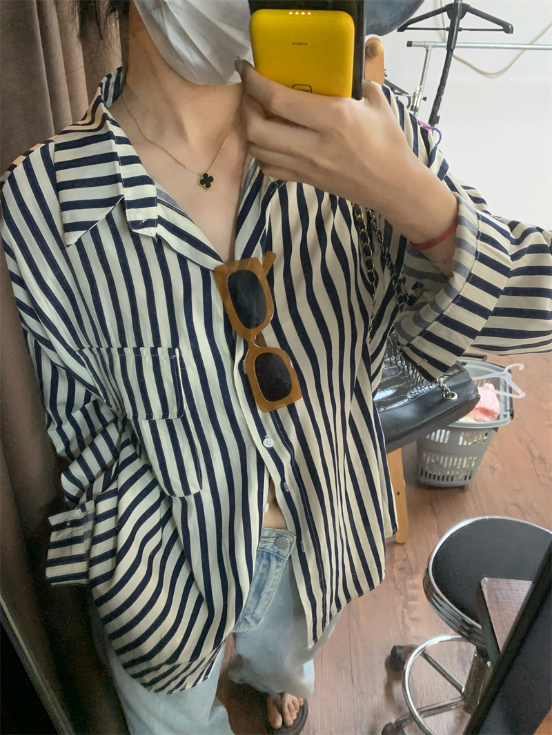 P86905 เสื้อเชิ้ตทรงโอเวอร์ไซส์ กระดุมหน้า ผ้าสังเคราะห์เนื้อดีลายทาง สีกรมท่า หน้าสั้นหลังยาว