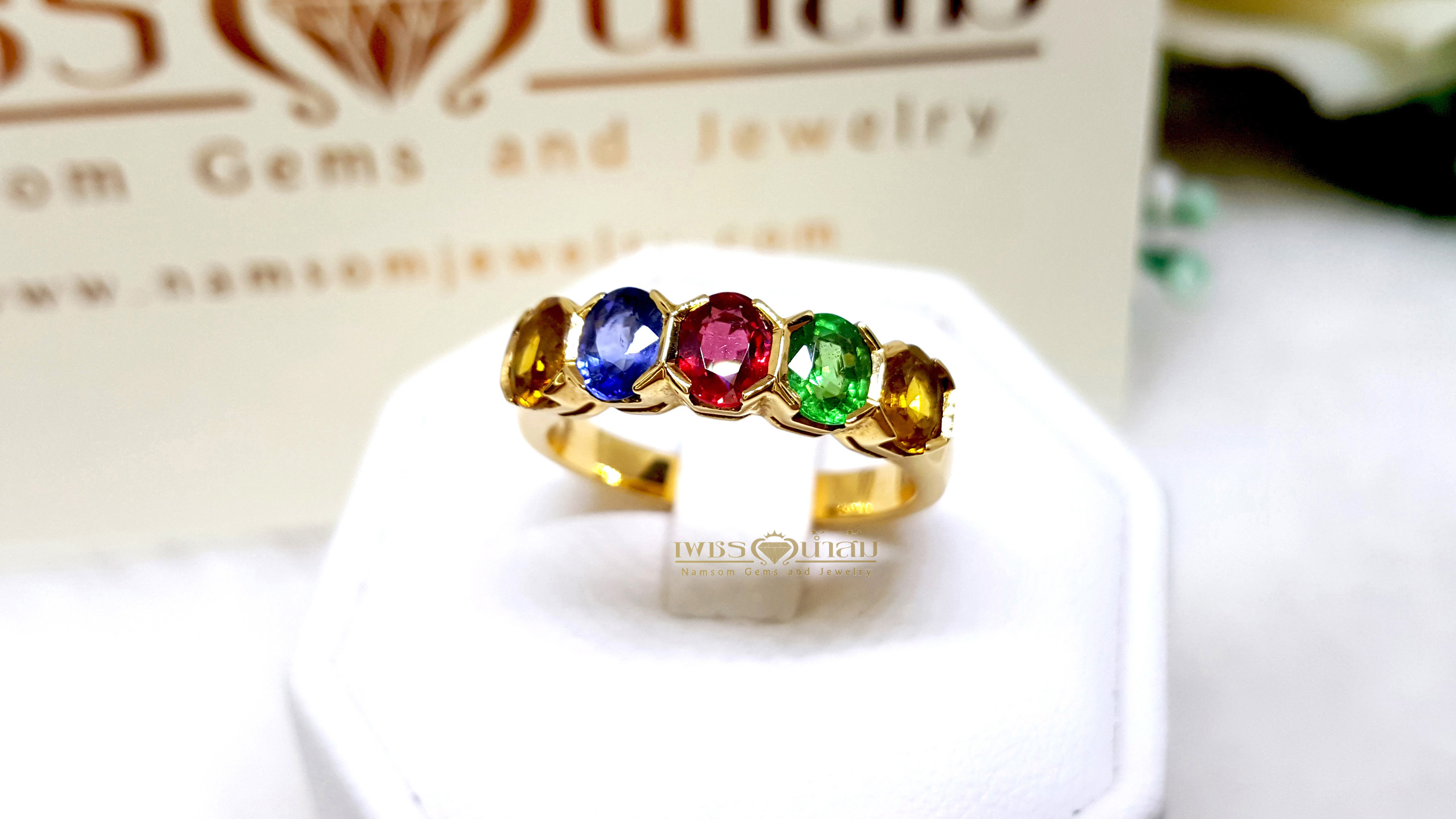แหวนพลอยนพเก้าทรงปอกมีดสลับสี ประกอบไปด้วย ทับทิม ไพลิน บุษราคัม และมรกตสีสวย บนตัวเรือนทองทั้งตัวเรือน