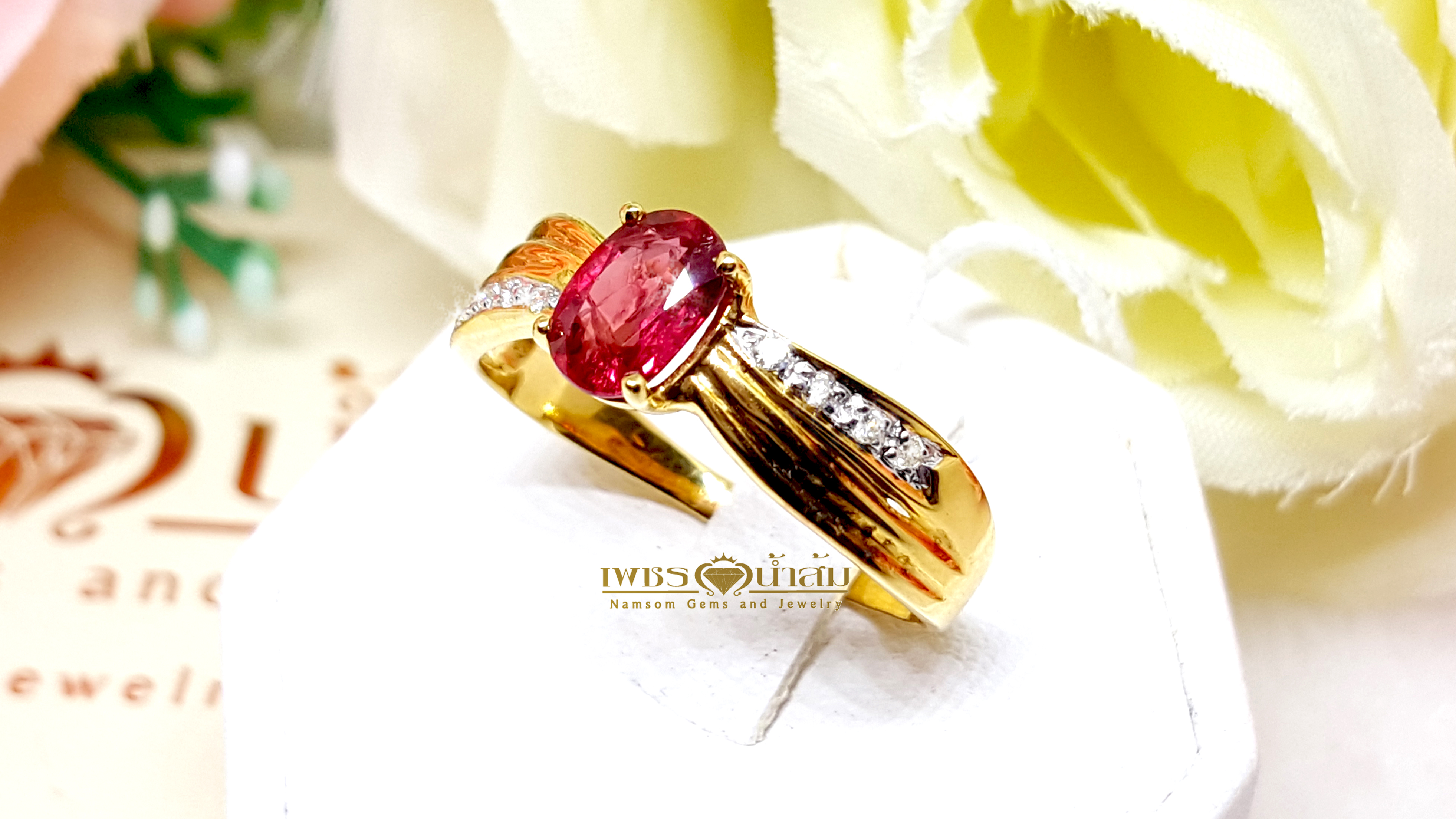 แหวนพลอยทับทิม จันทบุรี สำหรับคุณผู้หญิง ตัวเรือนบ่าข้างทรงไขว้ ประดับเพชร