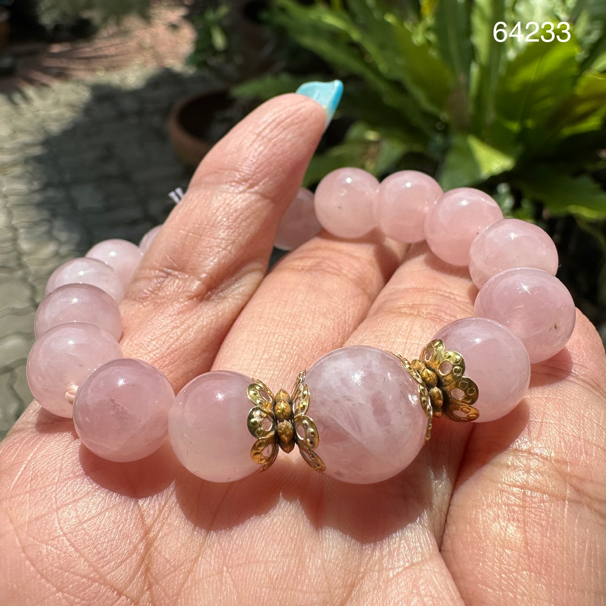รหัส 64233 สร้อยข้อมือ โรสควอตซ์ เม็ดประคำ 10.36 - 13.25 มิล คั่นทอง90 ความยาว 15.50 - 17.00 ซม. นน. 29.19 g