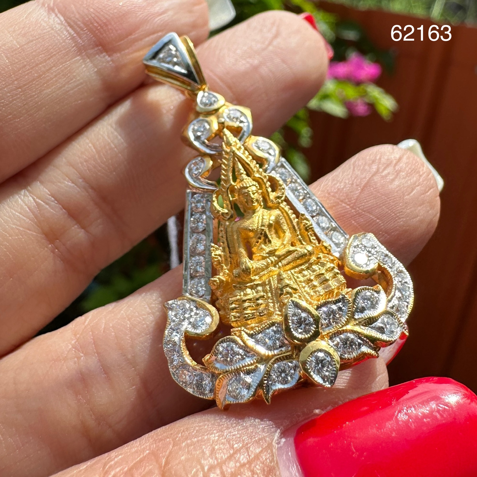 รหัส 62163 พระพุทธชินราช สก. เนื้อทองคำ ปี2548 ฝังเพชร 38 เม็ด 1.33 กะรัต งานสวยมาก น่าสะสม นน. 18.03 g
