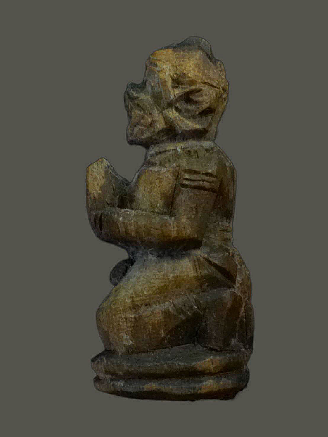 หนุมานไม้แกะ พนมมือ หลวงปู่บุญ วัดกลางบางแก้ว นครปฐม