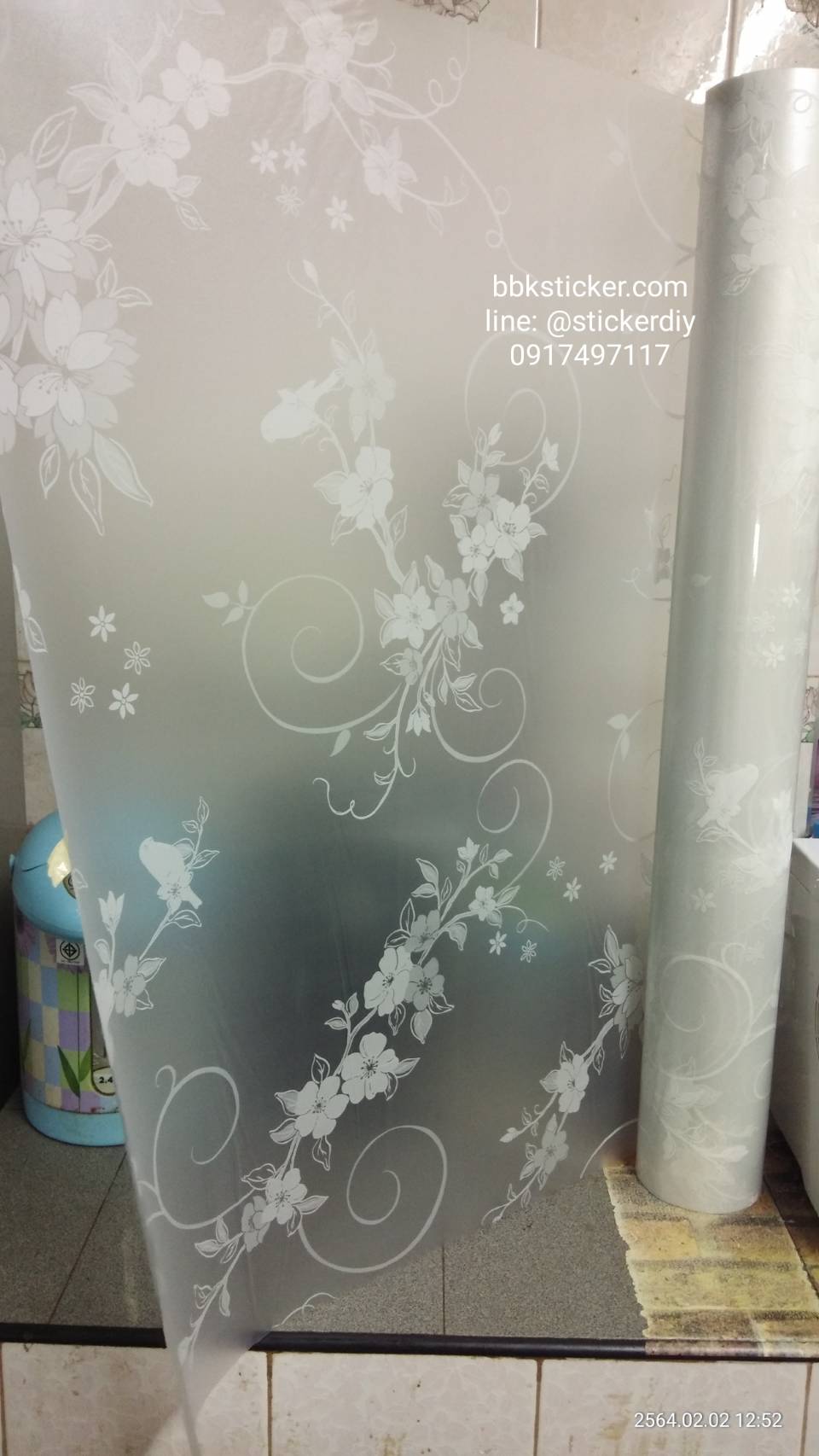 สติ๊กเกอร์ฝ้าติดกระจก แบบมีกาวในตัว ดอกไม้แก้วสีขาว (หน้ากว้าง 90cm) เมตรละ 89 บาท