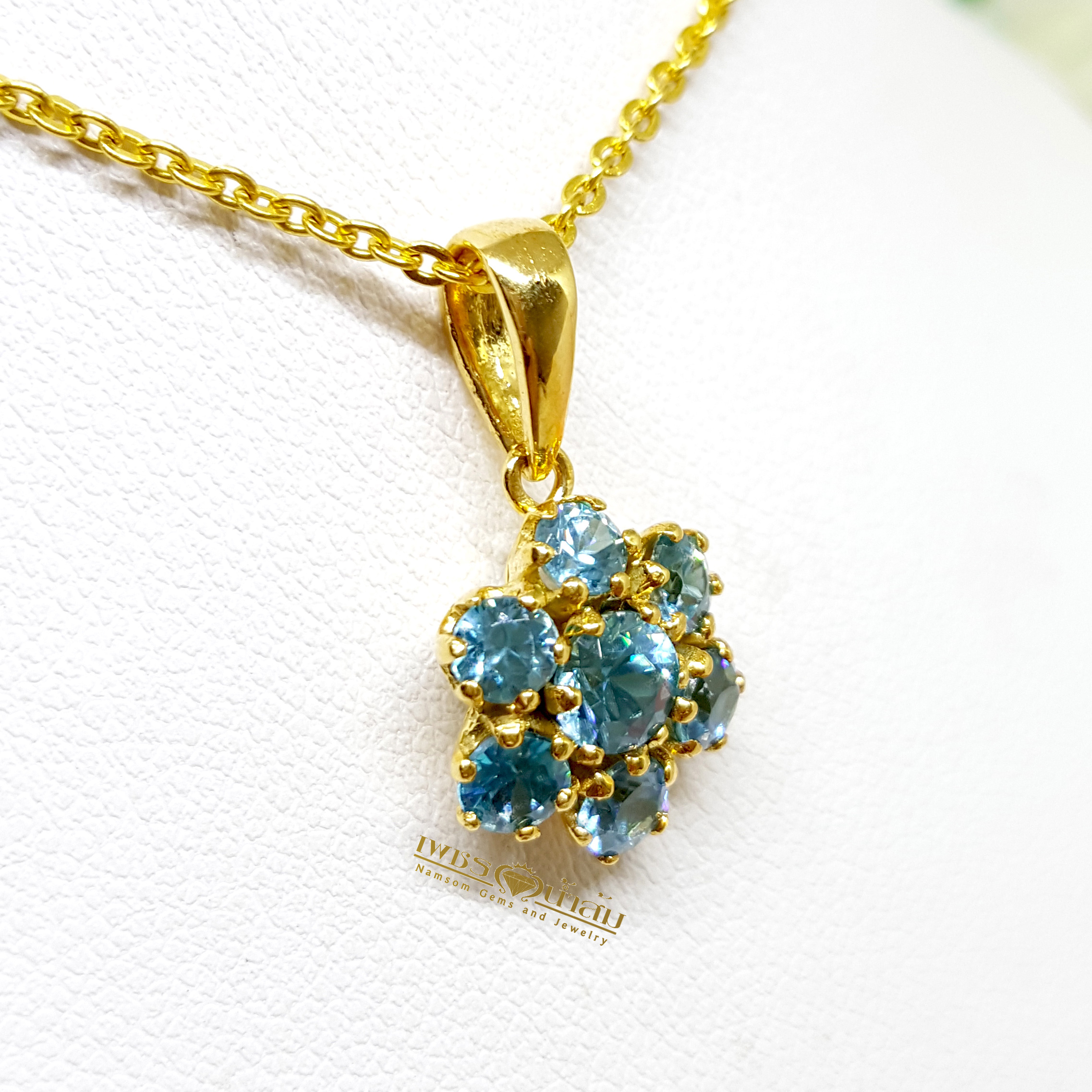 จี้พลอยเพทาย Blue Zircon เจียรเหลี่ยมเพชร ทรงดอกไม้ชิ้นเล็กน่ารัก งามเกินห้ามใจ ไม่ให้หลงใหล บนตัวเรือนทองแท้ทั้งตัวเรือน
