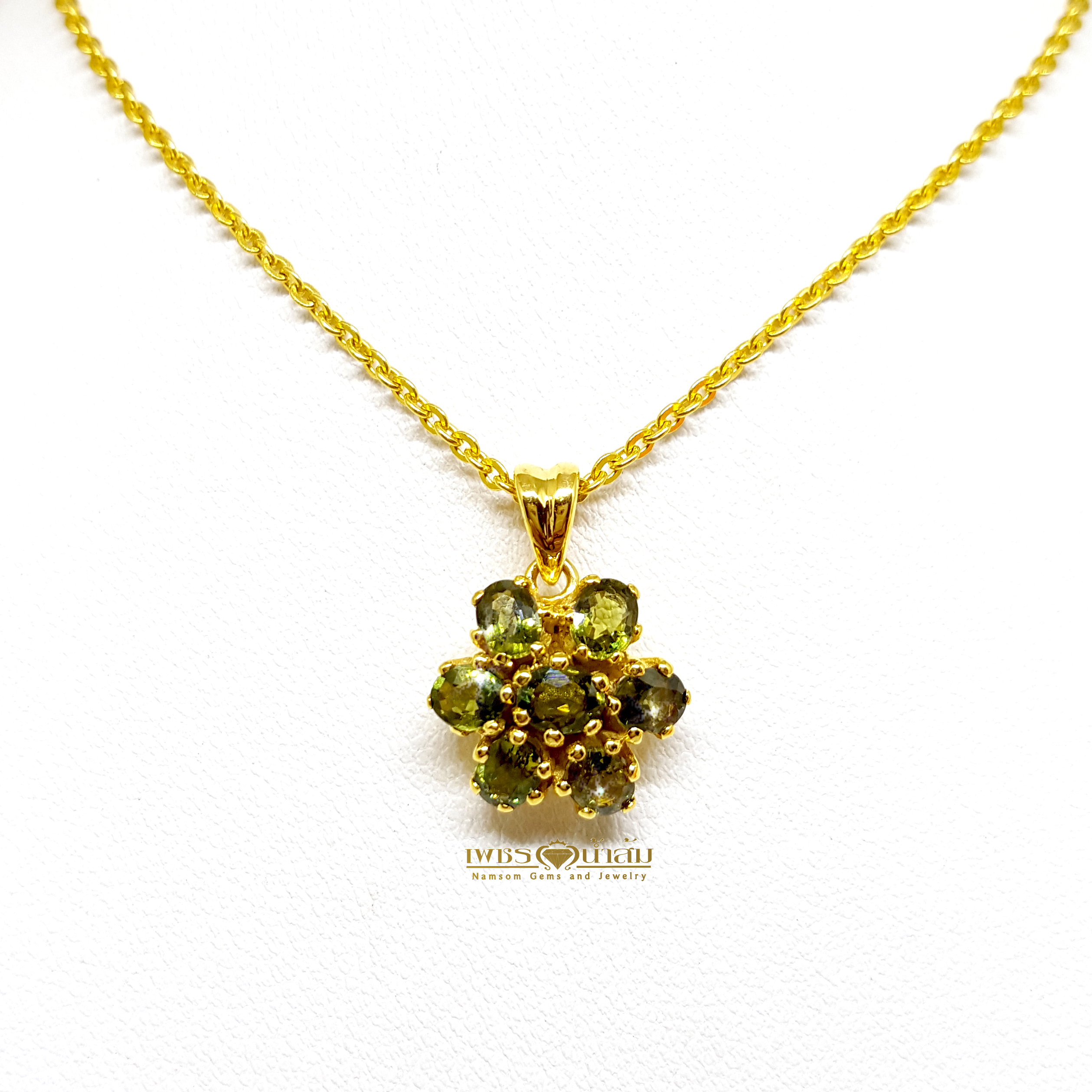 จี้พลอยเขียวส่อง Green Sapphire ทรงดอกไม้ ชิ้นเล็กน่ารัก สวมใส่ได้ทุกวัน