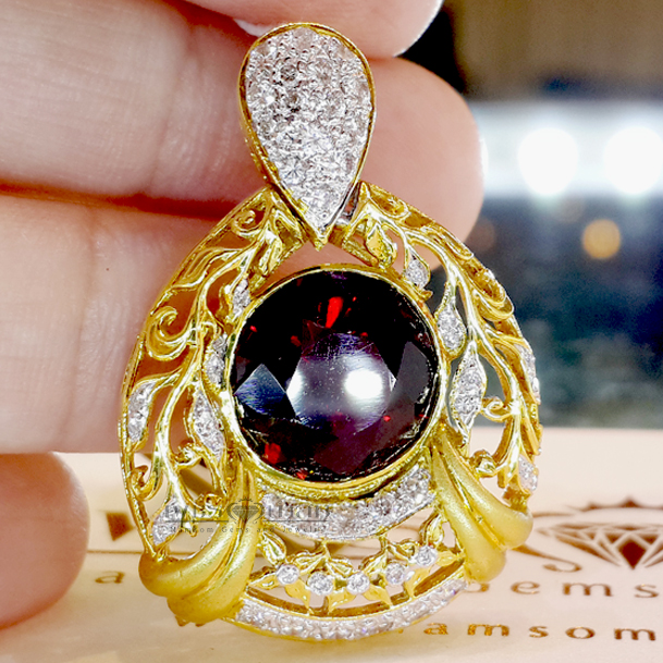 จี้พลอยโกเมนเม็ดใหญ่ ทรงไทย โกเมนสีสวยเล่นไฟ ประดับด้วยเพชรแท้44เม็ด