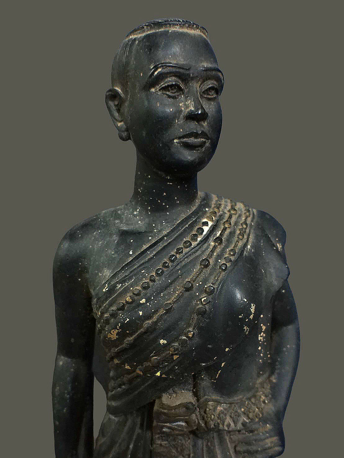 รูปหล่อบูชาเนื้อเรซิ่น ท้าวสุรนารี พิธีพุทธาภิเษกในงาจุดพลุ4มุมเมือง นครราชสีมา ปี2523 หลวงพ่อคุณ วัดบ้านไร่ปลุกเสก สูง 13 นิ้ว