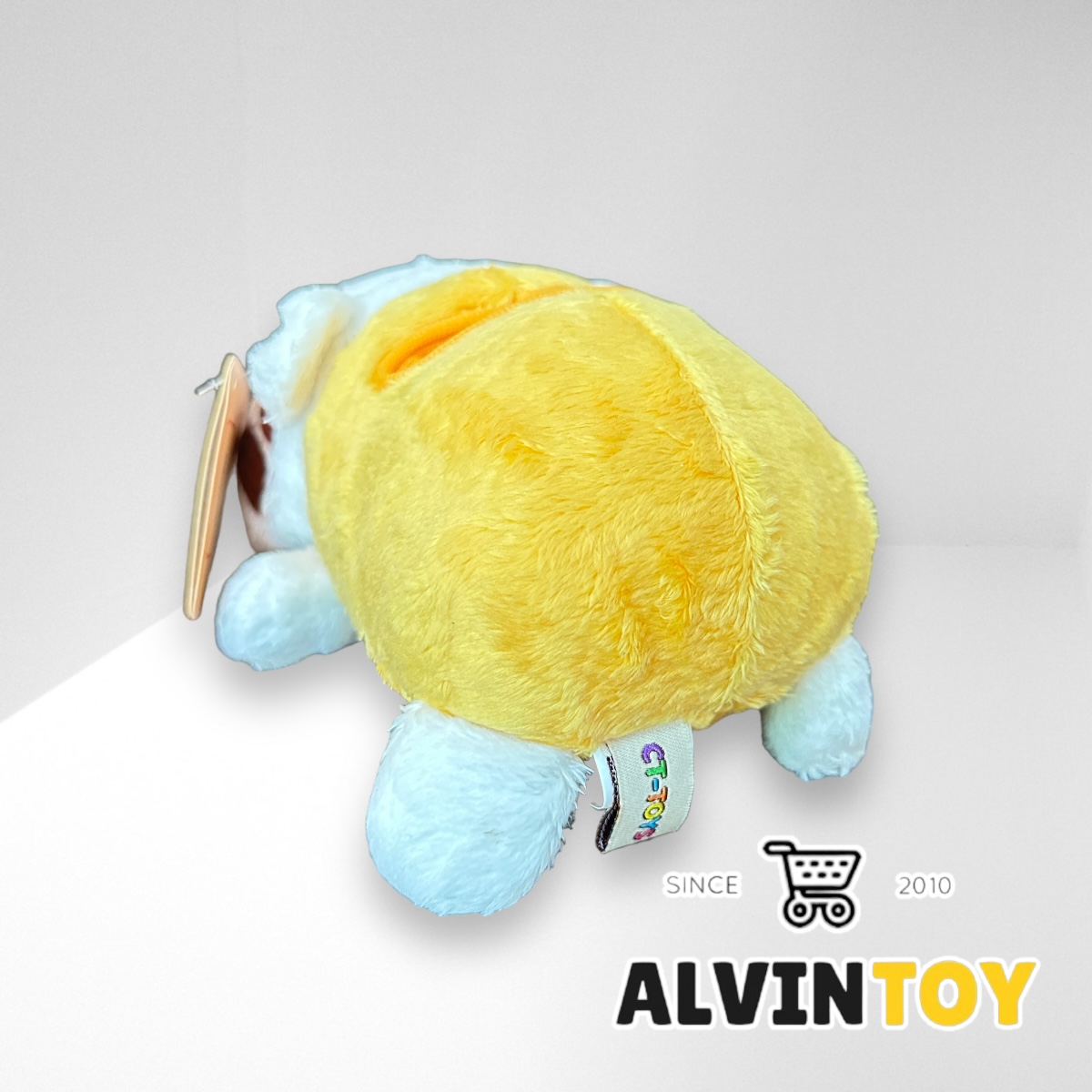 ตุ๊กตาหมาวางโทรศัพท์มือถือ