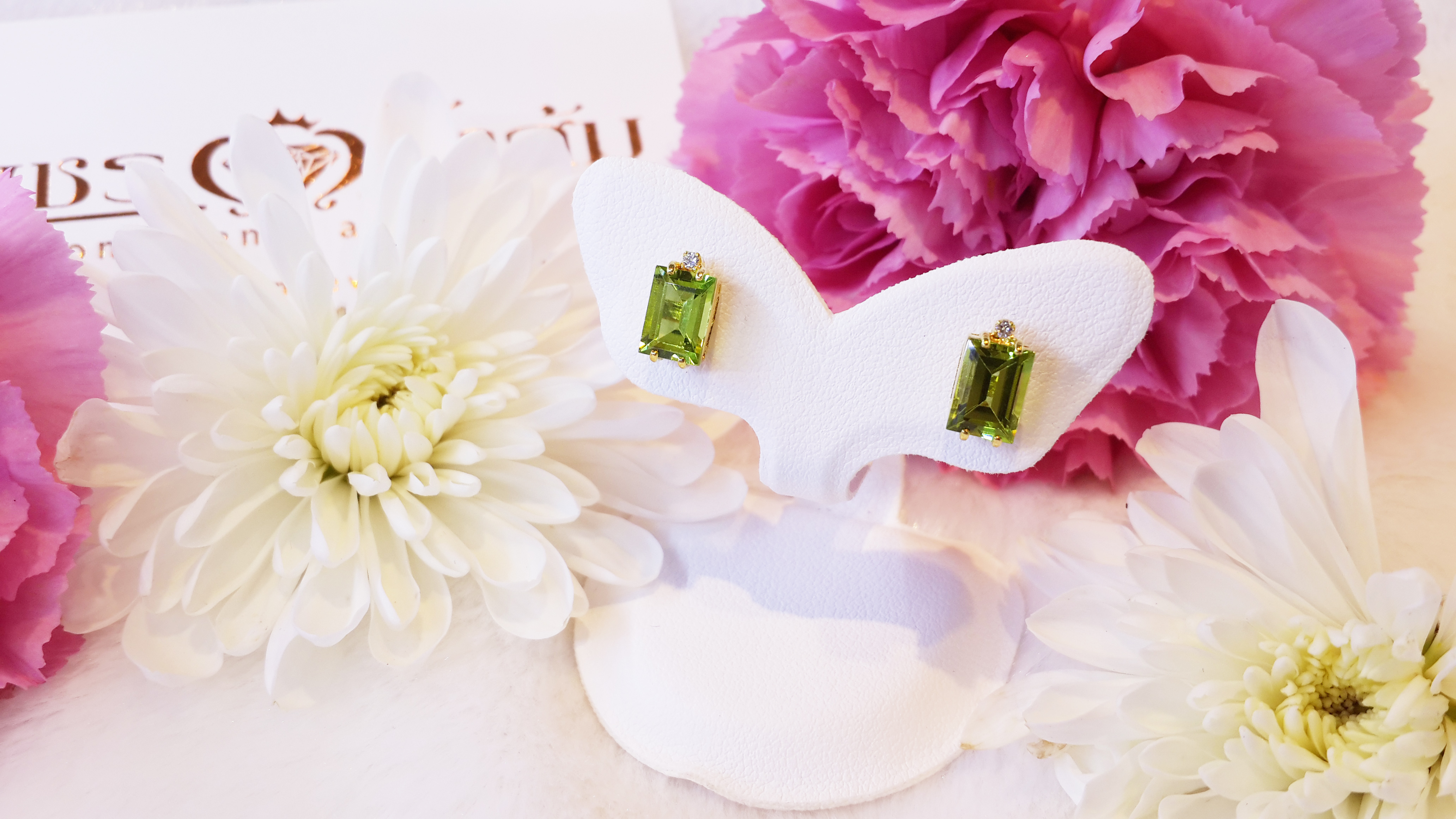 ต่างหูพลอย Peridot สีสวย ประดับด้วยเพชรแท้ รูปทรงสี่เหลี่ยม แบบเก๋ ไม่เหมือนใคร