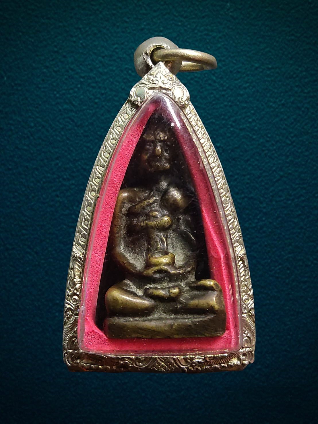 รูปหล่อสมเด็จพระพุฒาจารย์ (โต พฺรหฺมรํสี) อุ้มบาตร จัดสร้างโดยหลวงปู่นาค วัดระฆัง ราวปี 2485-2495 แจกที่วัดทองพุ่มพวง จังหวัดสระบุรี