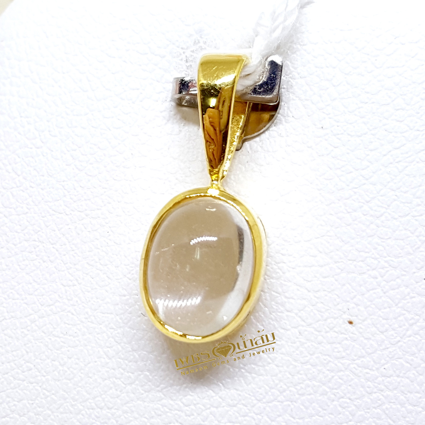 จี้พลอยWhite Zircon จาก New South Wales, Australia เจียรทรงคาบาชอนให้เห็นเหลือบ ฝังหุ้มด้วยทองแท้ เรียบง่ายน่ารัก