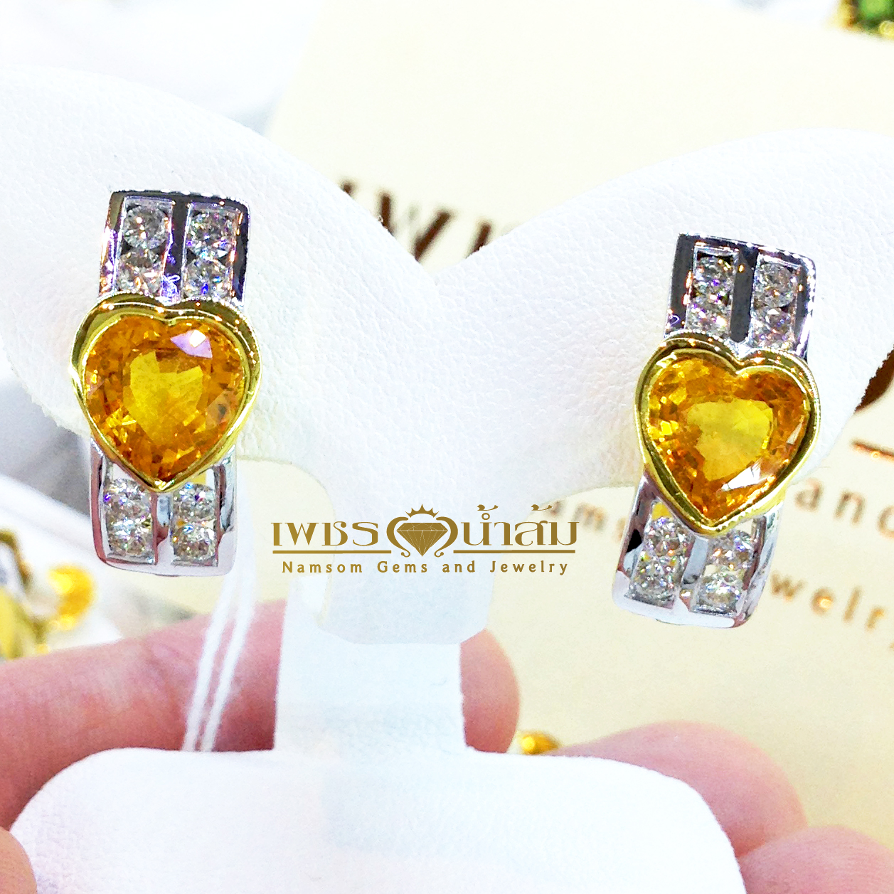 ต่างหูพลอยบุษราคัม คาดด้วยเพชรแท้ น้ำ98 เรีบงแถวสองชั้น บนตัวเรือนทองแท้ 22K ทั้งตัวเรือน
