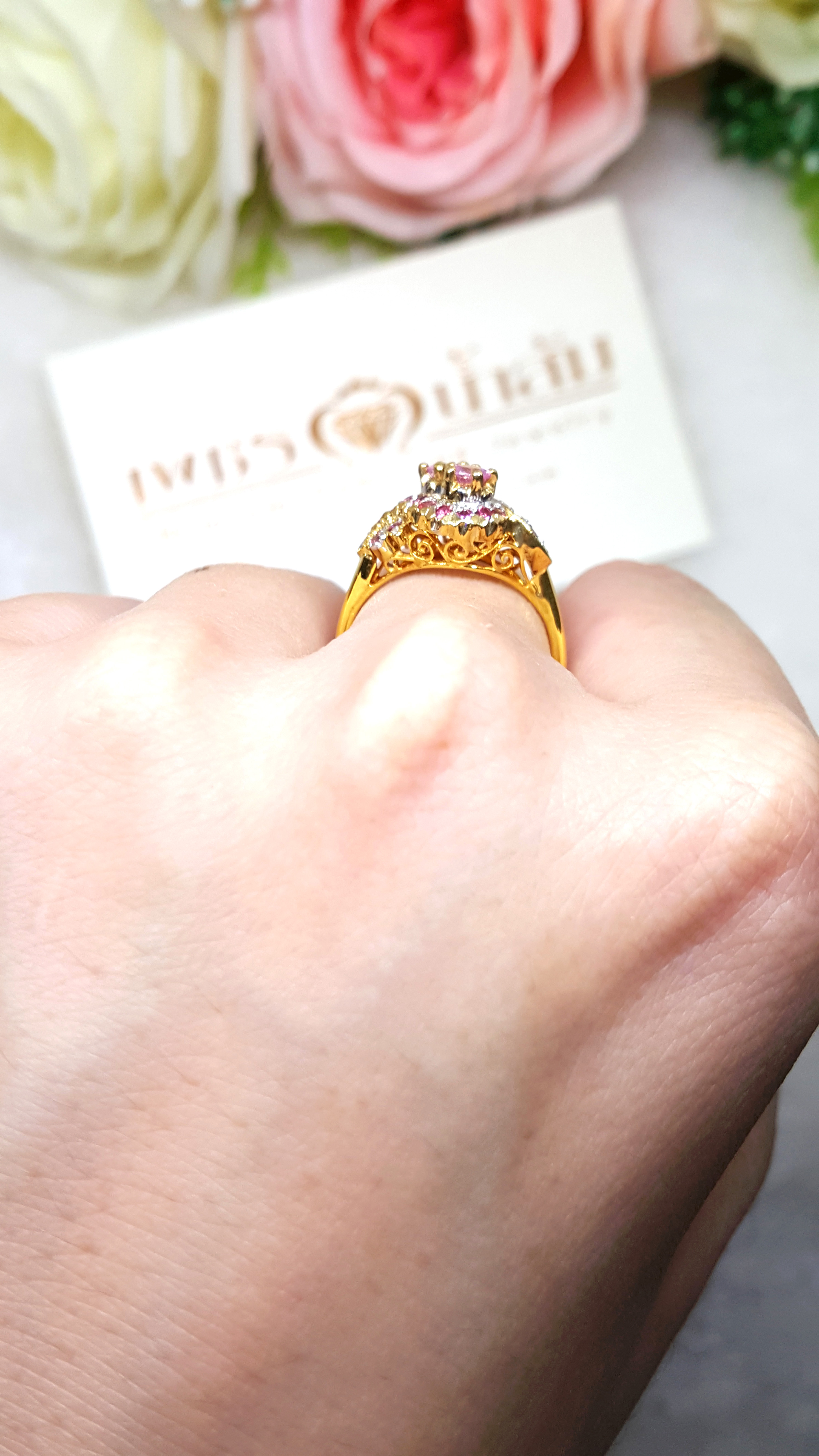 แหวนพิ้งซัฟฟาย Pink Sapphire สีชมพูสวยน่ารัก ประดับตกแต่งด้วยท้บทิม บนตัวเรือนทองแท้ทั้งตัวเรือน