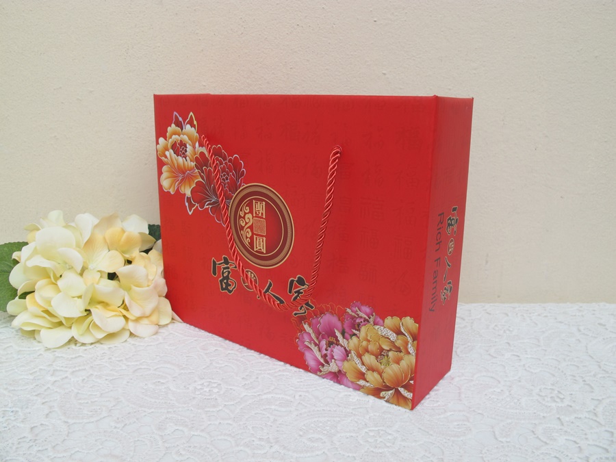 เซตถ้วยชาม ตะเกียบ 2 ที่ลายดอกไม้ แพ็คกล่องสีแดงมีหูหิ้ว พร้อมป้ายชื่อ