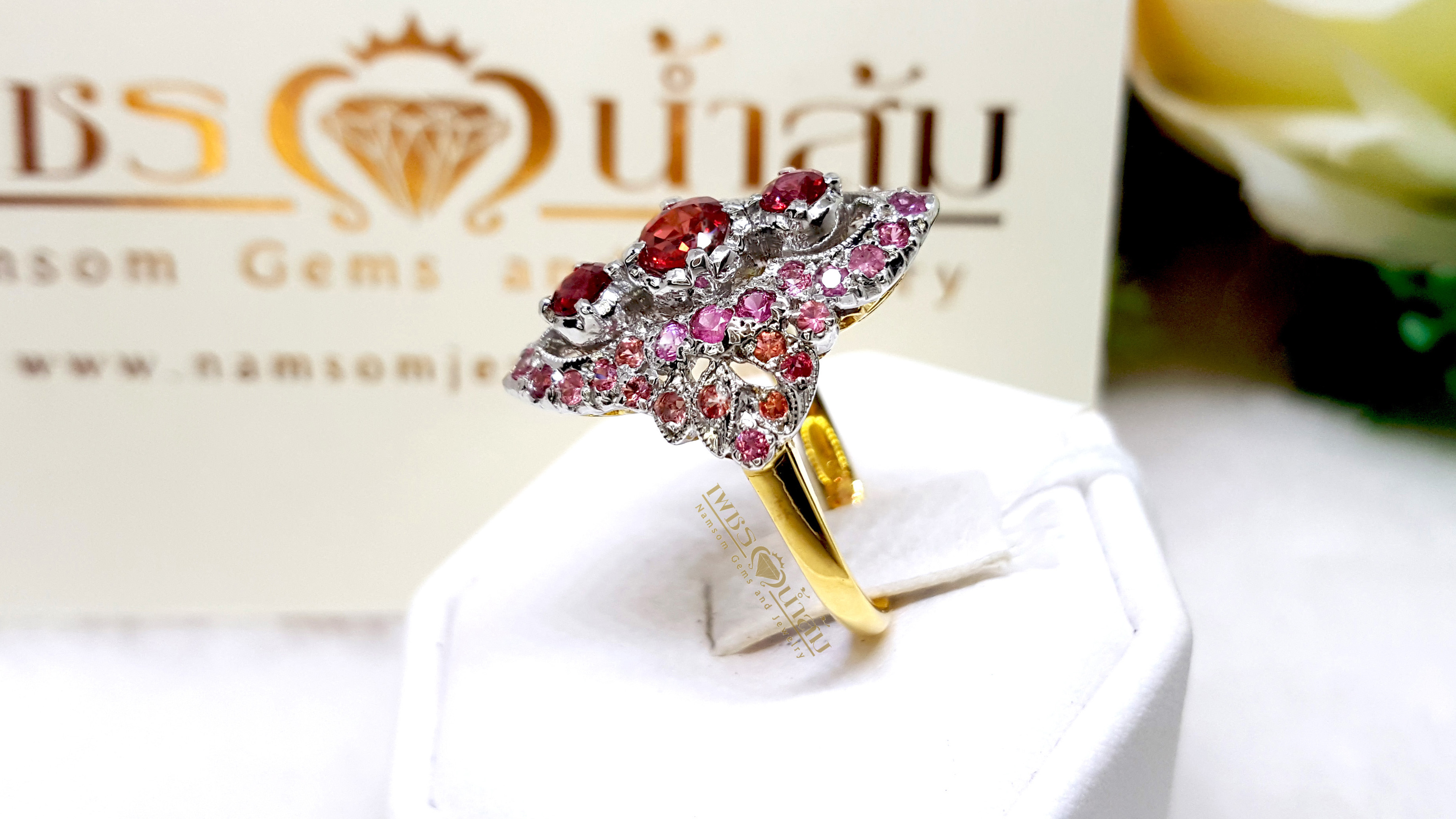 แหวนทับทิม Ruby สีแดงสดเรียงแถวสามเม็ด ประดับตกแต่งด้วย Pink Sapphire ตัวเรือนทรงไทยชุบทองคำขาว บนตัวเรือนทองแท้ทั้งตัวเรือน