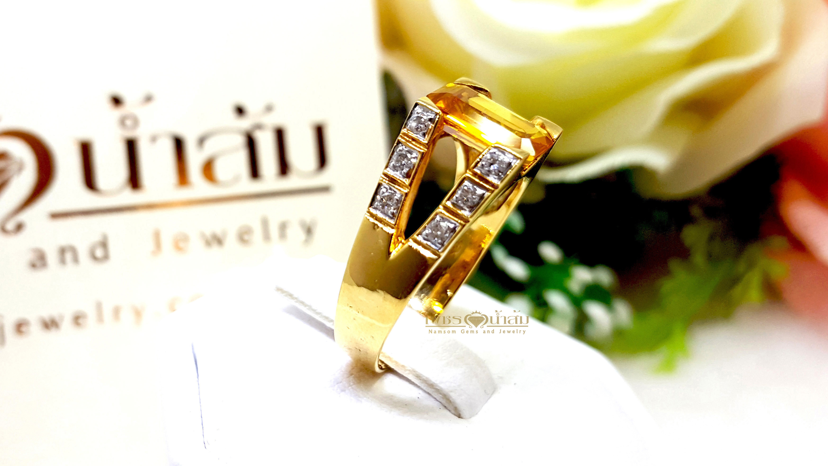 แหวนบุษราคัม Yellow Sapphire ทรงไข้ว ประดับตกแต่งด้วยเพชรแท้ ทำเป็นลายแฉก ฝังเหลี่ยมเพิ่มลูกเล่น บนตัวเรือนองแท้ทั้งตัวเรือน