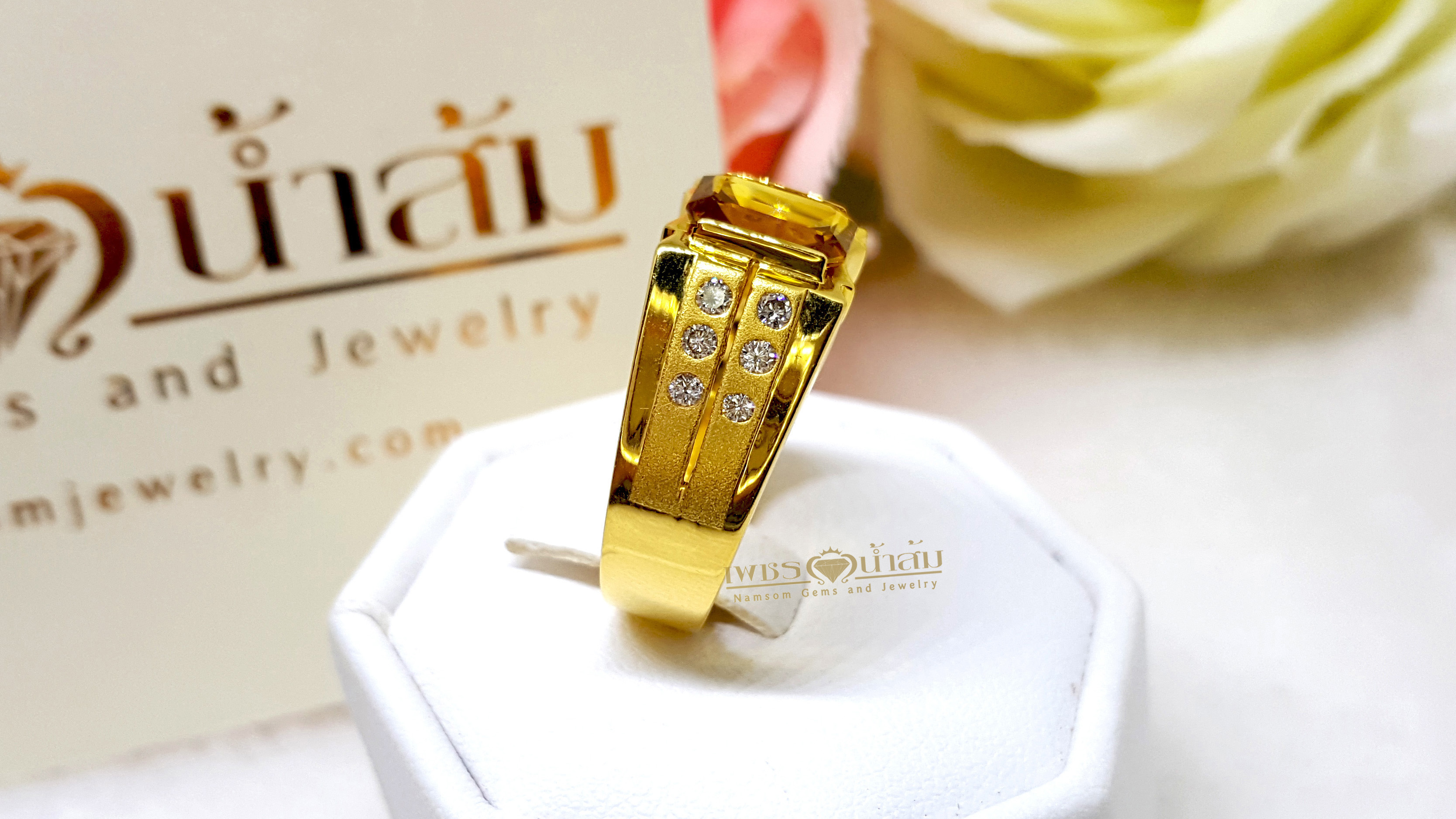 แหวนบุษราคัมน้ำงาม Yellow Sapphire ประดับฝังตกแต่งด้วยเพชรแท้เล่นลวดลาย บนตัวเรือนทองแท้ทั้งตัวเรือน