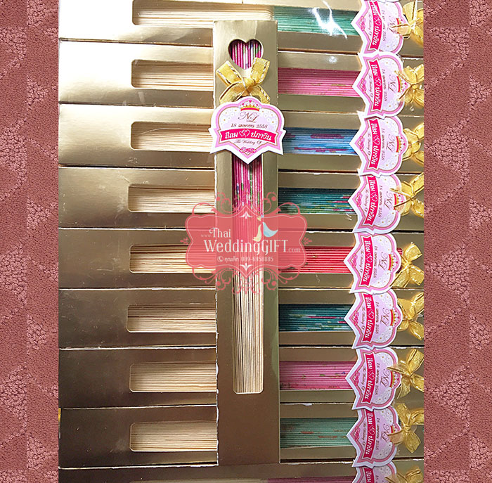 พัดผ้าสีสวยวินเทจ คละลาย คละสี แพ็คกล่องทอง ติดโบว์ พร้อมป้ายชื่อ