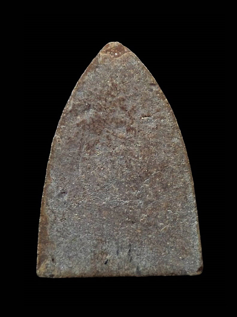 พระสรรค์นั่งข้างเม็ด เนื้อผงน้ำมัน ไม่ทราบที่