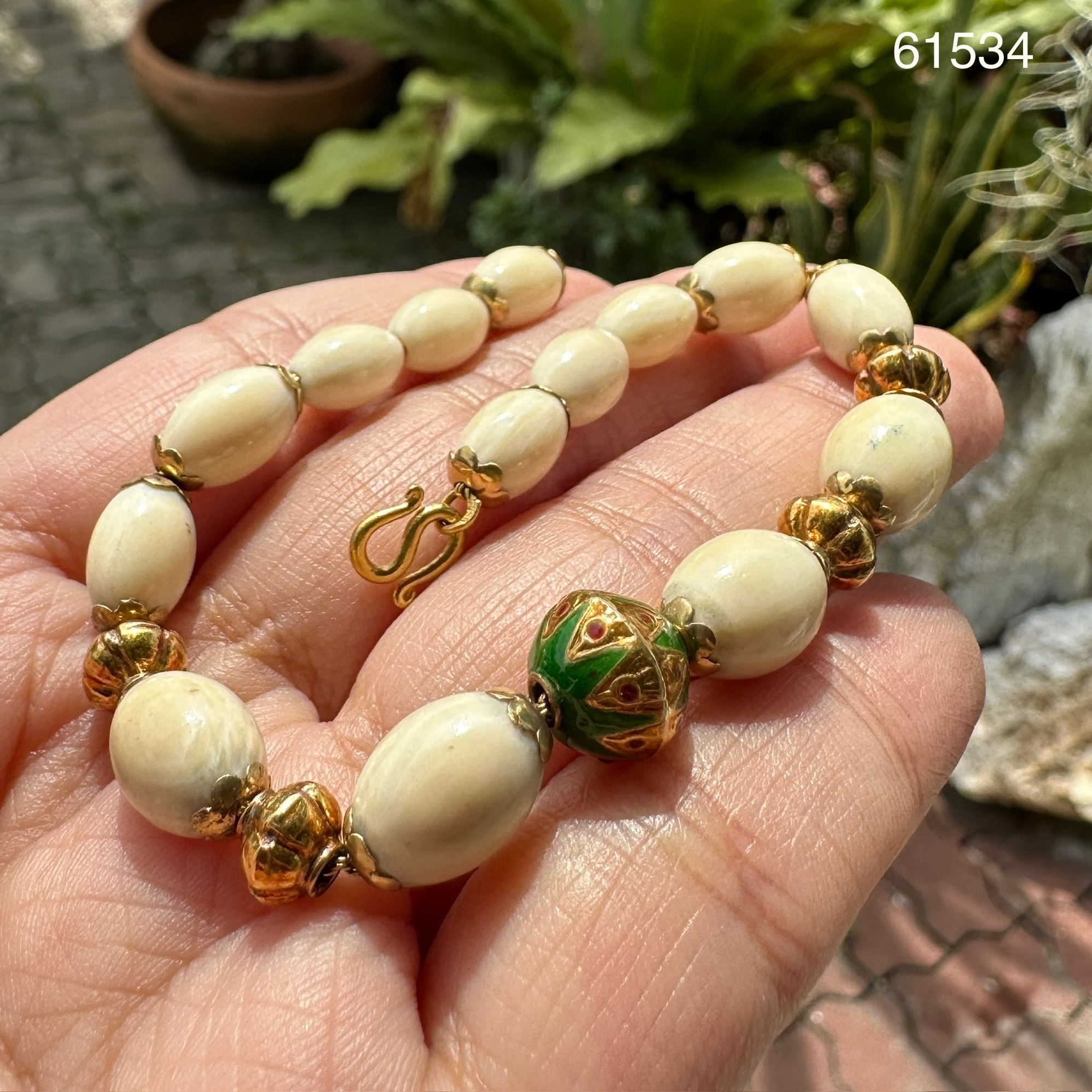 รหัส 61534 สร้อยข้อมือ เม็ดประคำ คั่นเม็ดทองลงยา สีเขียว ทอง90 งานเก่า หลุดจำนำ นน. 11.54 g