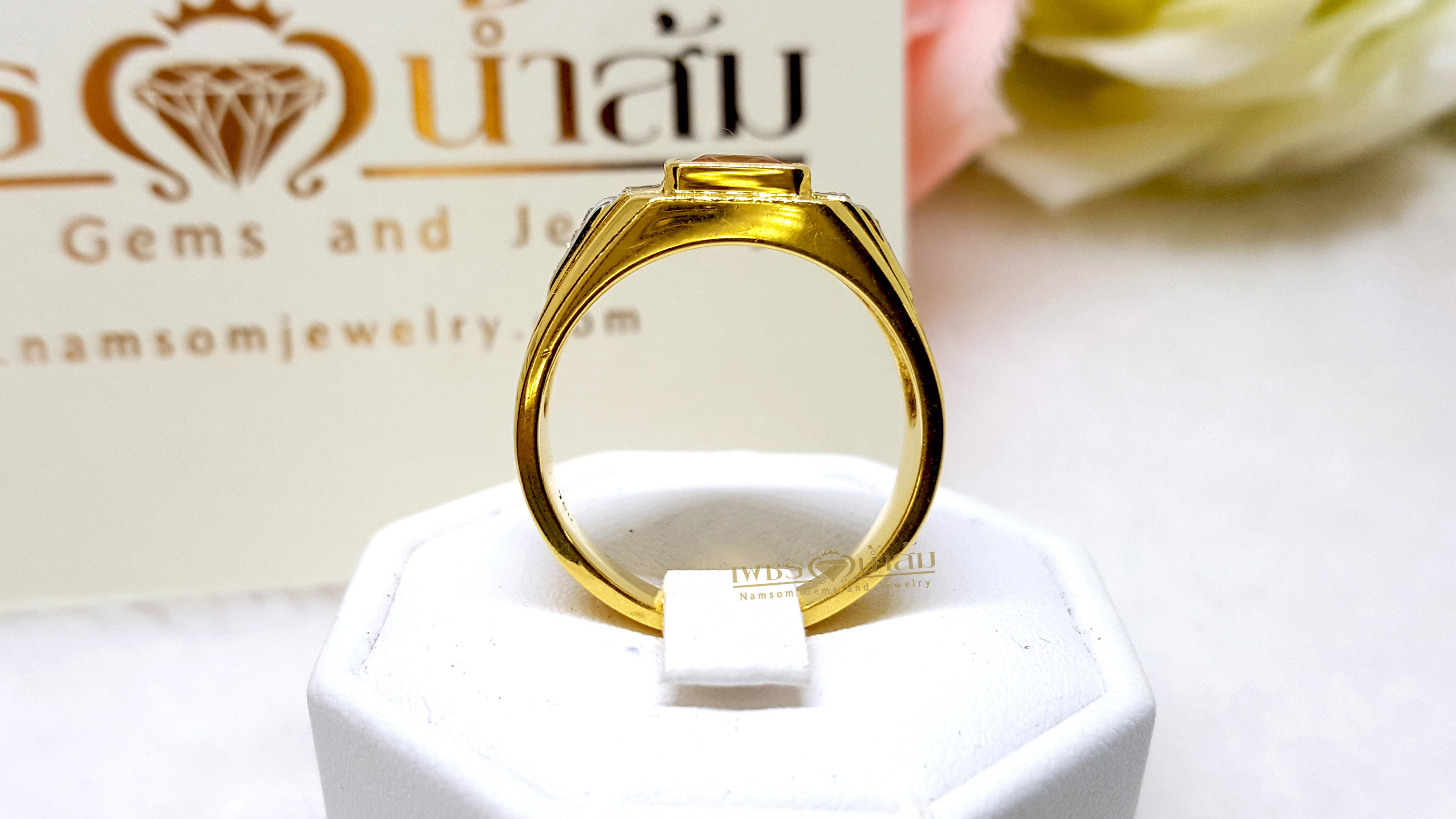 แหวนบุษราคัมน้ำงาม Yellow Sapphire ประดับฝังตกแต่งด้วยเพชรแท้ บนตัวเรือนทองแท้ทั้งตัวเรือน