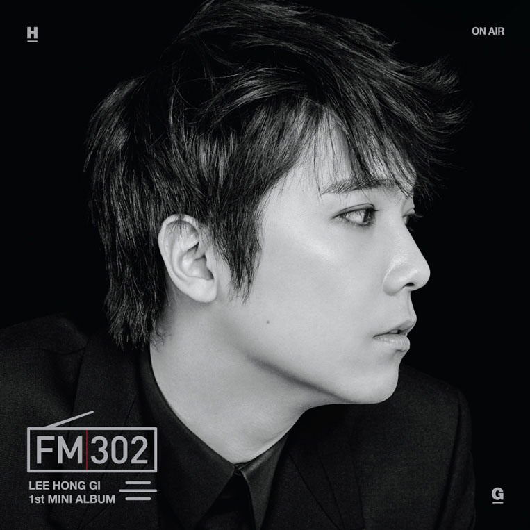 ( Pre-Order ) LEE HONG GI 1ST MINI ALBUM 'FM302' ( A Ver. ) พร้อมลายเซ็น