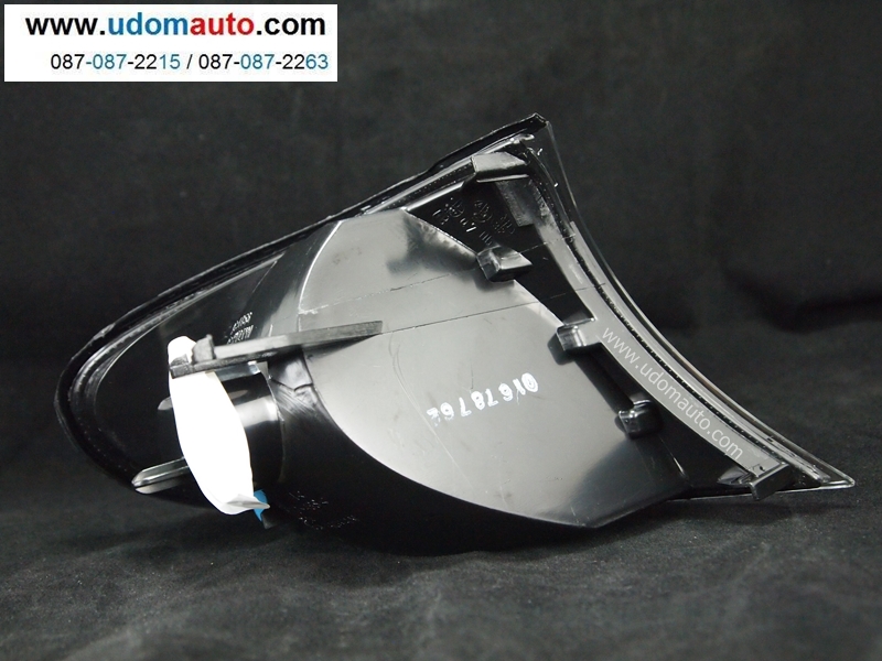 เสื้อไฟเลี้ยวมุม (รุ่นตายก) BMW E46 สีขาวขอบดำ