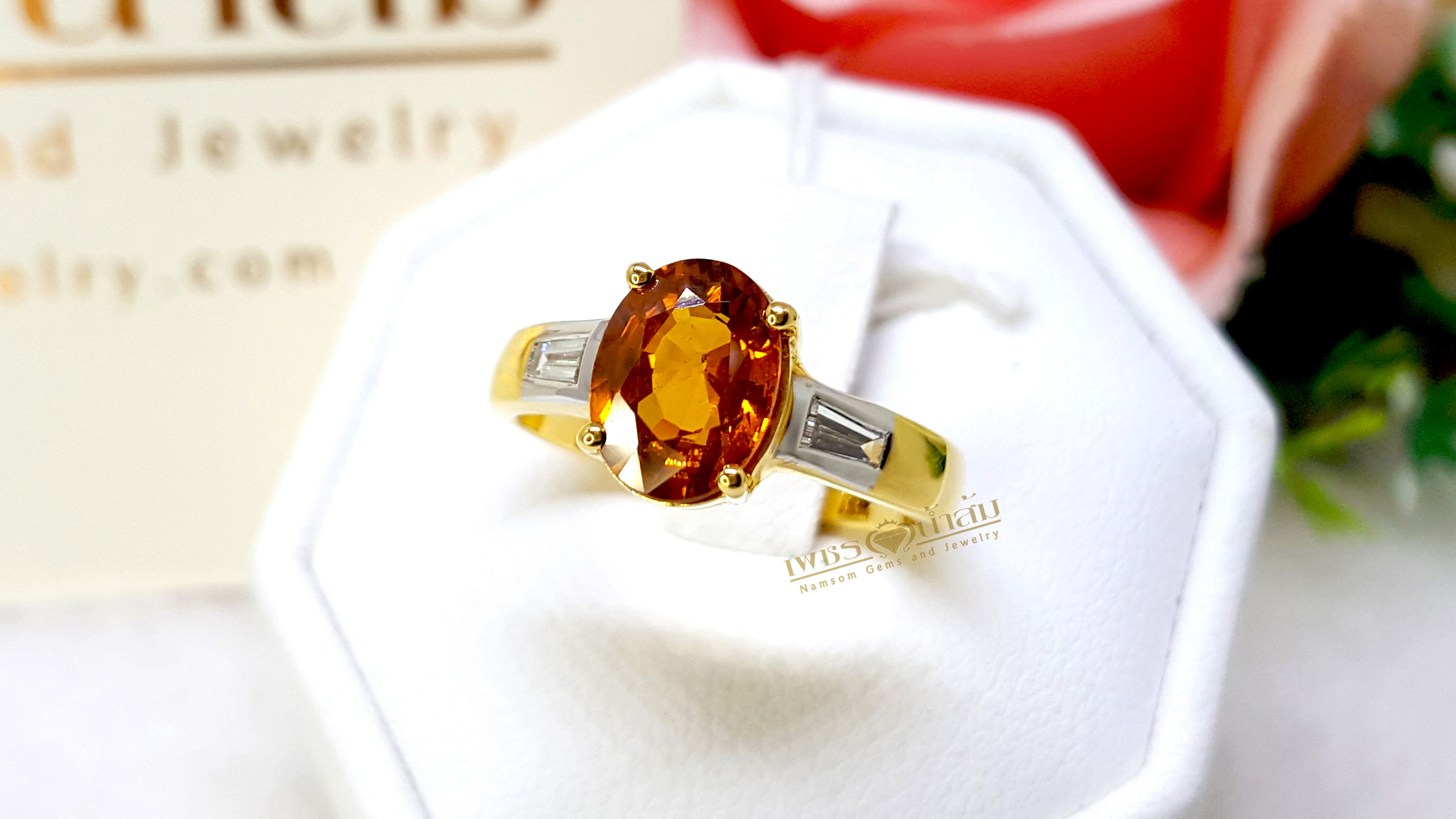 แหวนพลอยบุษราคัม Yellow Sapphire ฝังเพชรแท้ ทรงแบเก็ต Baguette น้ำงาม ตรงบ่าสองข้าง ชูหัวแหวนให้โดดเด่น บนตัวเรือนทองแท้ทั้งตัวเรือน