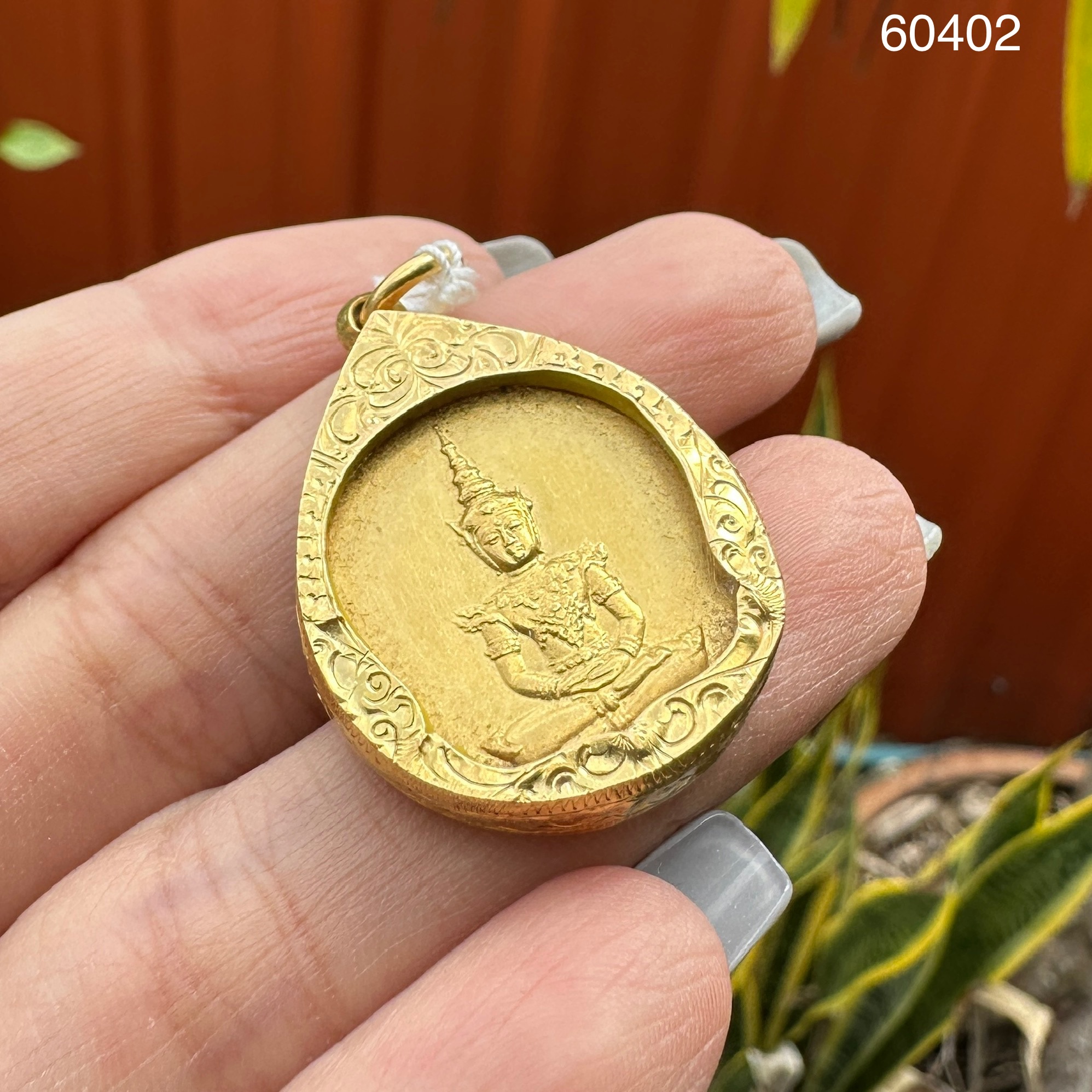 รหัส 60402 เหรียญพระแก้วมรกต รุ่นบูรณะฉัตร เนื้อทองคำ ปี 2531 เลี่ยมทองเก่า นน. 18.26 g