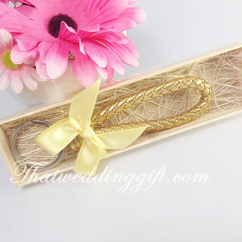 พวงกุญแจเชือกถัก สีทองสีเงิน แพ็คกล่องไม้ ผูกโบว์ พร้อมป้ายชื่อ