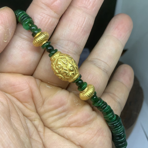 รหัส 63974 สร้อยข้อมือ หยก พม่า รอบเส้น คั่นเม็ดทอง งานครั่ง สายทอง18K ความยาว 19.50 ซม. พร้อม Cert. นน. 18.39