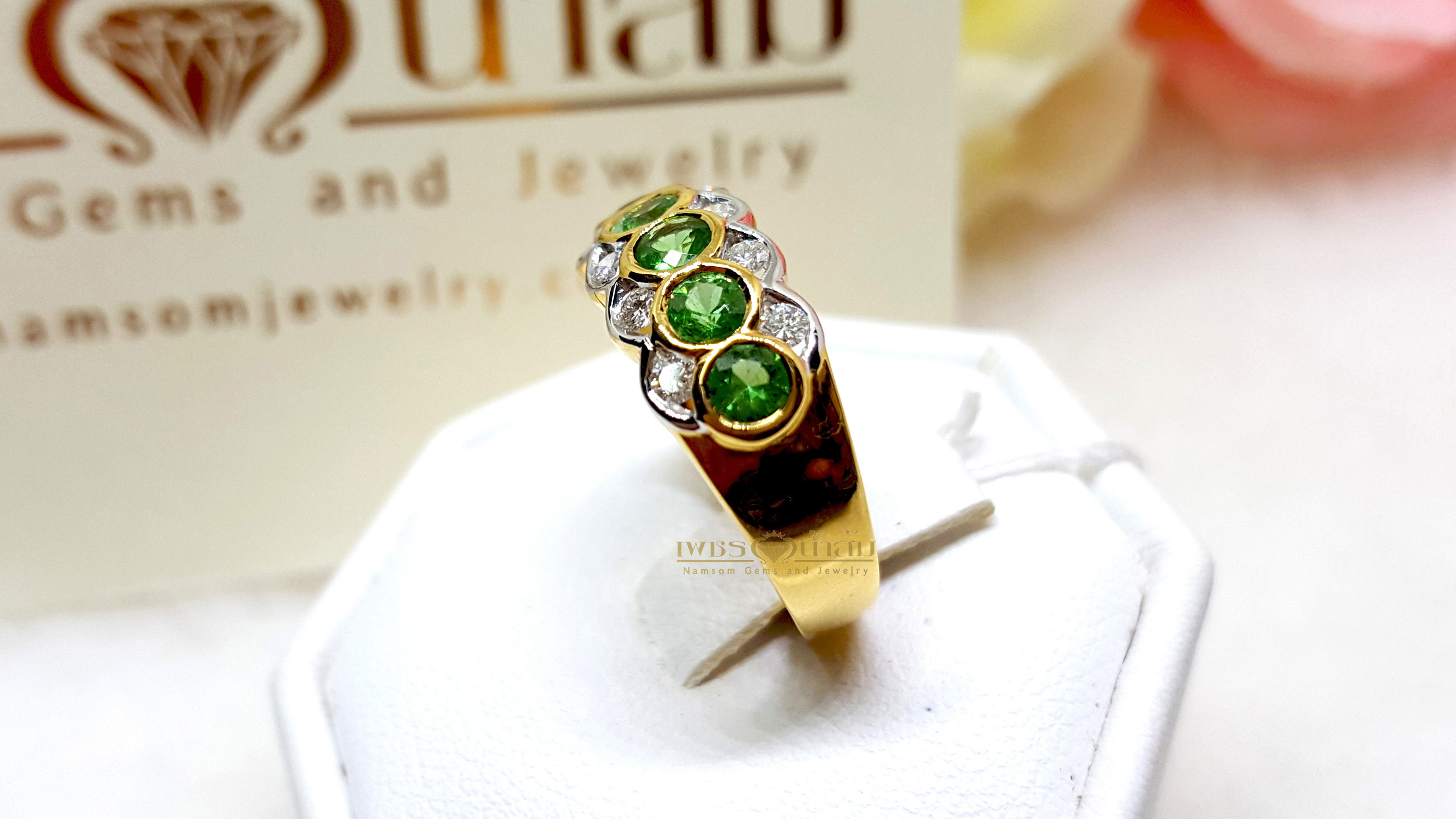 แหวนพลอยซาร์โวไรท์ Tsavorite สีสวยสด ฝังหุ้มเล่นลูกเล่นด้วยเพชรแท้เรียงราย บนตัวเรือนทองแท้ทั้งตัวเรือน