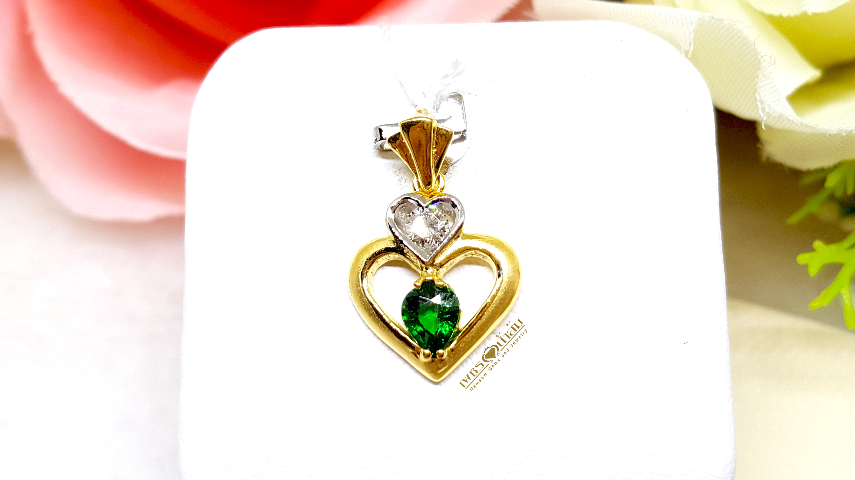จี้ทรงหัวใจ ออกแบบให้มีพลอยซาร์โวไรท์ Tsavorite สีสวยสดอยู่ภายใน