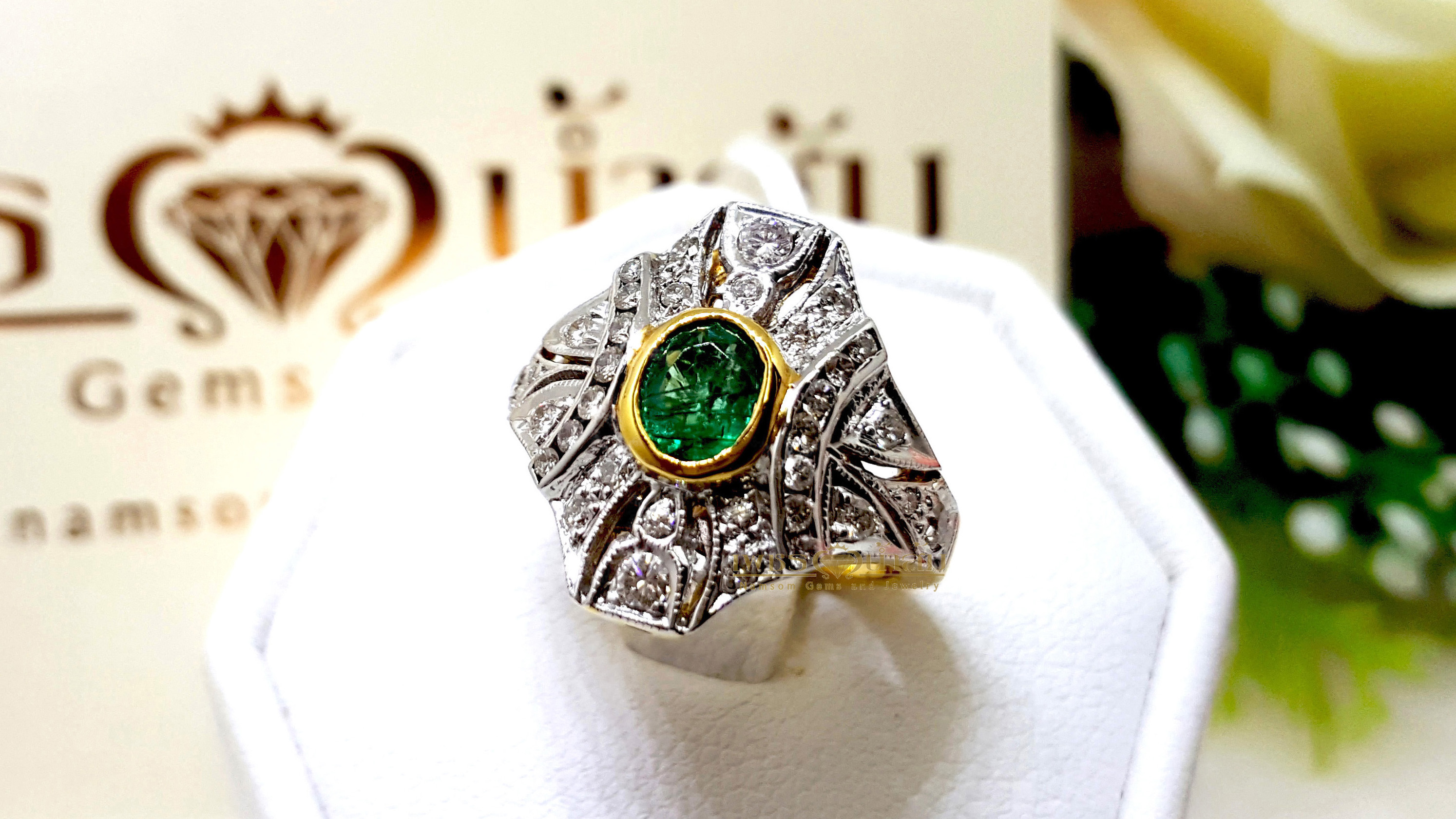 แหวนพลอยซาร์โวไรท์ Tsavorite สีสวยสด ประดับตกแต่งด้วยเพชรแท้เป็นลวดลายศิลปะสมัย Art Nouveau บนตัวเรือนทองแท้ทั้งตัวเรือน