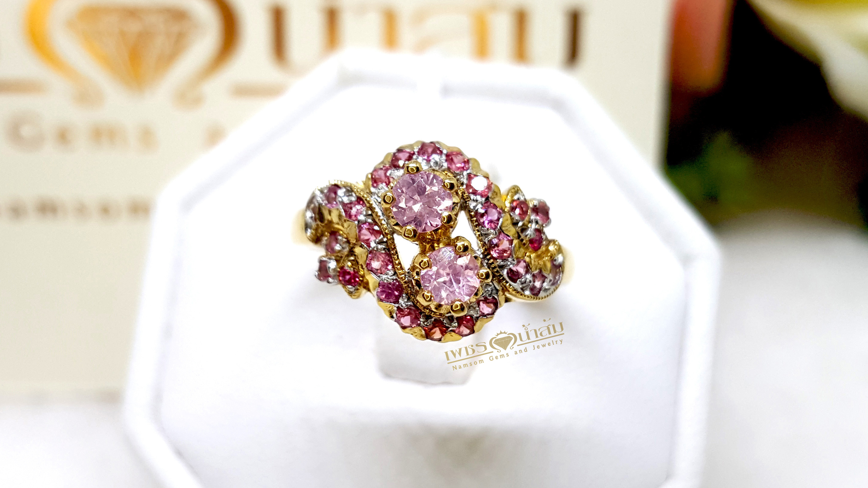 แหวนพิ้งซัฟฟาย Pink Sapphire สีชมพูสวยน่ารัก ประดับตกแต่งด้วยท้บทิม บนตัวเรือนทองแท้ทั้งตัวเรือน