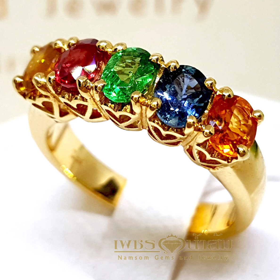 แหวนพลอยสลับสีFancy Sapphireทรงแถว ประกอบไปด้วย ทับทิม ไพลิน บุษราคัม และมรกตสีสวย บนตัวเรือนทองแทัทั้งตัวเรือน