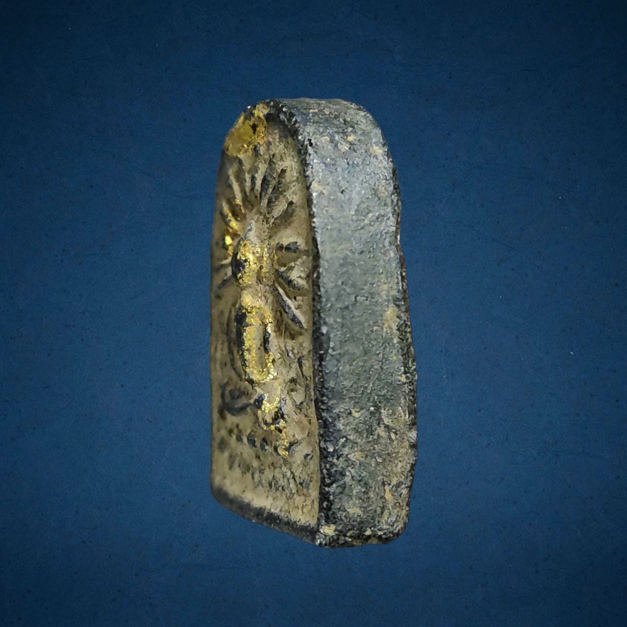 พระเล็บมือ พิมพ์รัศมี ท่านเจ้าจุ้ย วัดสามปลื้ม กรุงเทพฯ ปี 2475เนื้อผงใบลานหลังปั๊มยันต์ ปิดทองเดิม