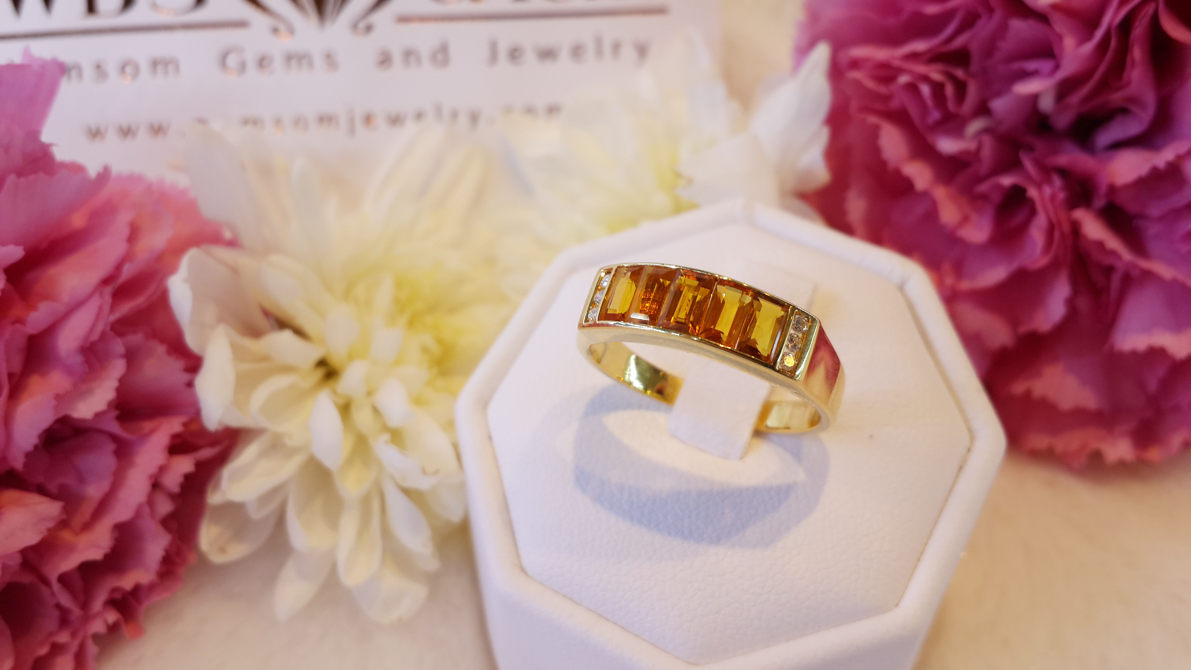 แหวนบุษราคัมเพชรข้างสวยสดุดตา