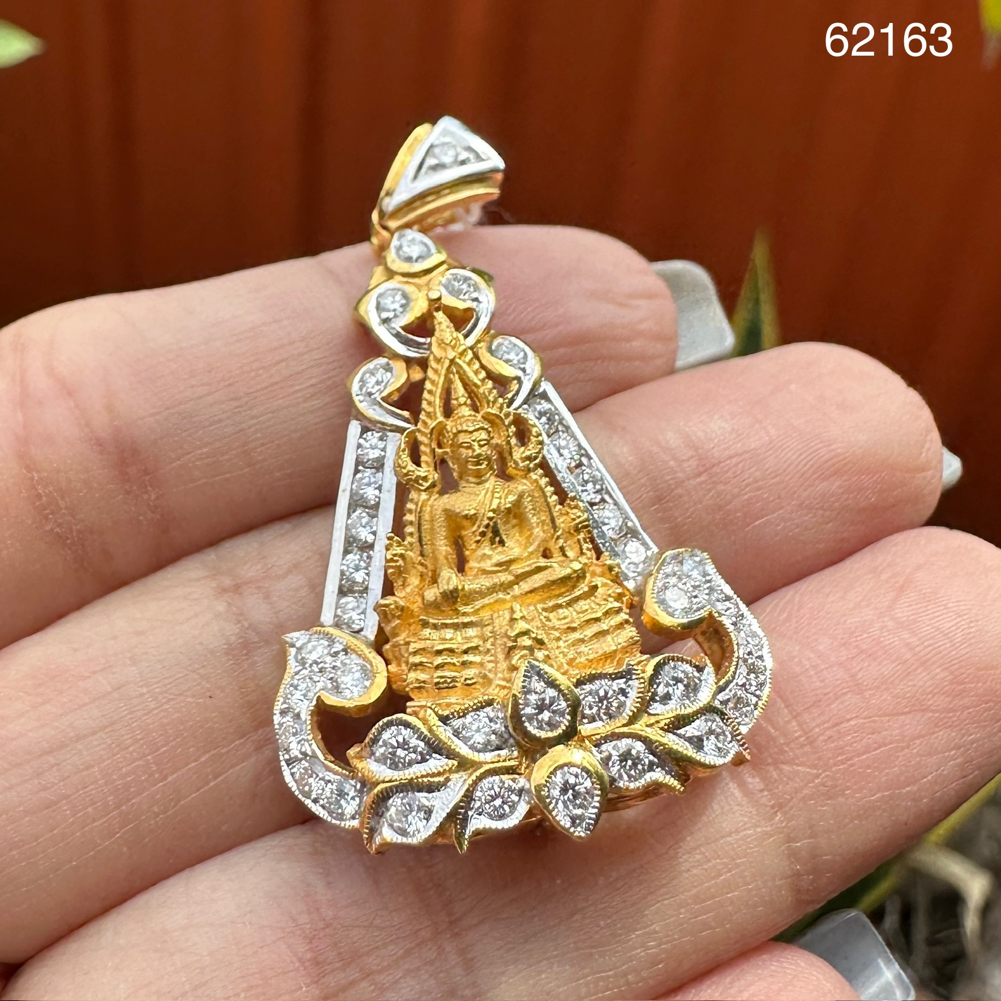 รหัส 62163 พระพุทธชินราช สก. เนื้อทองคำ ปี2548 ฝังเพชร 38 เม็ด 1.33 กะรัต งานสวยมาก น่าสะสม นน. 18.03 g