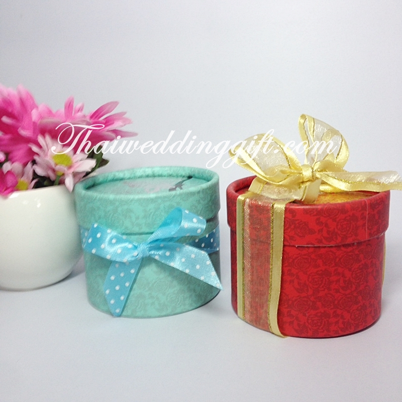 กล่องกระดาษกลมใส่ของ คละสี ผูกโบว์พร้อมป้ายช่ื่อ