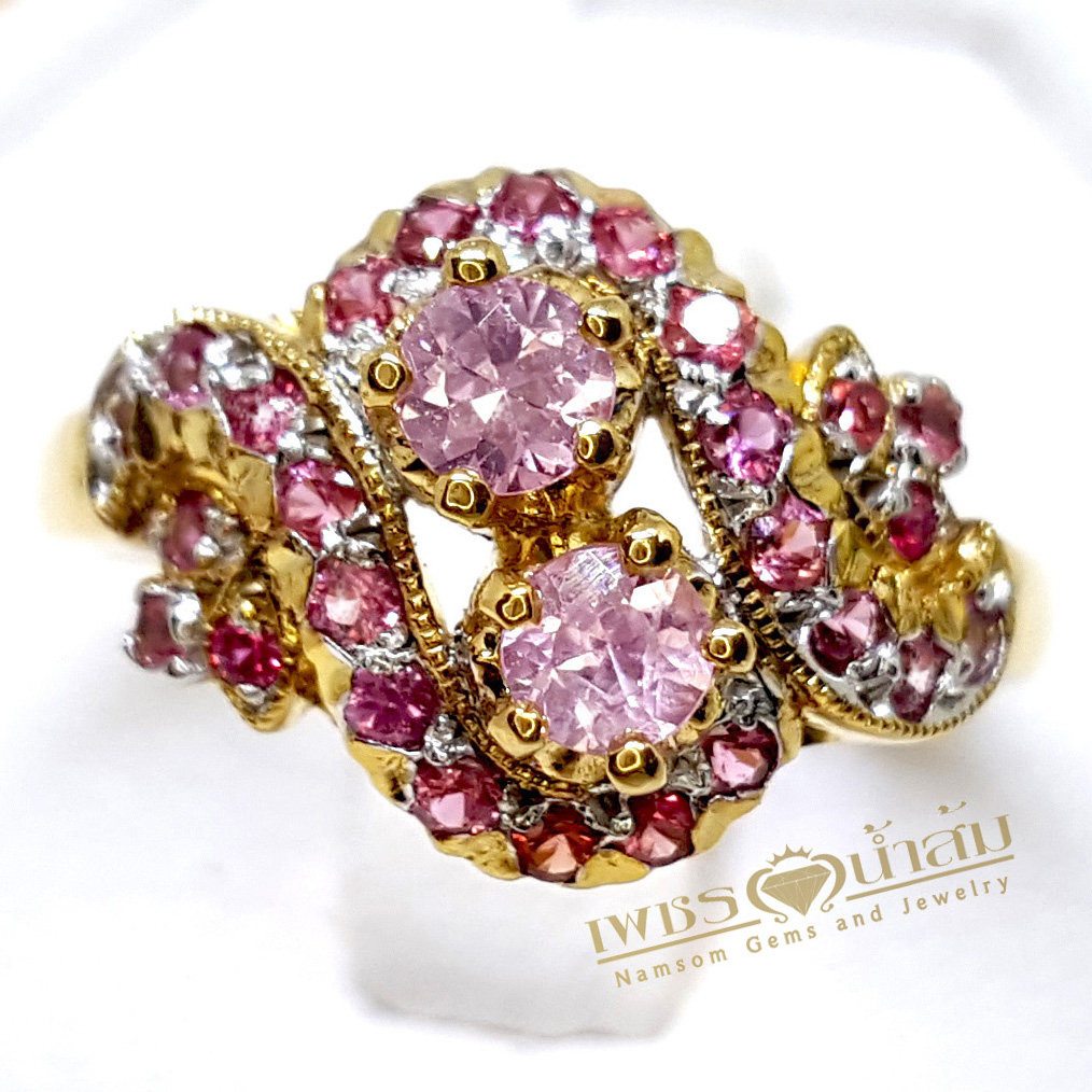 แหวนพิ้งซัฟฟาย Pink Sapphire สีชมพูสวยน่ารัก ประดับตกแต่งด้วยท้บทิม บนตัวเรือนทองแท้ทั้งตัวเรือน