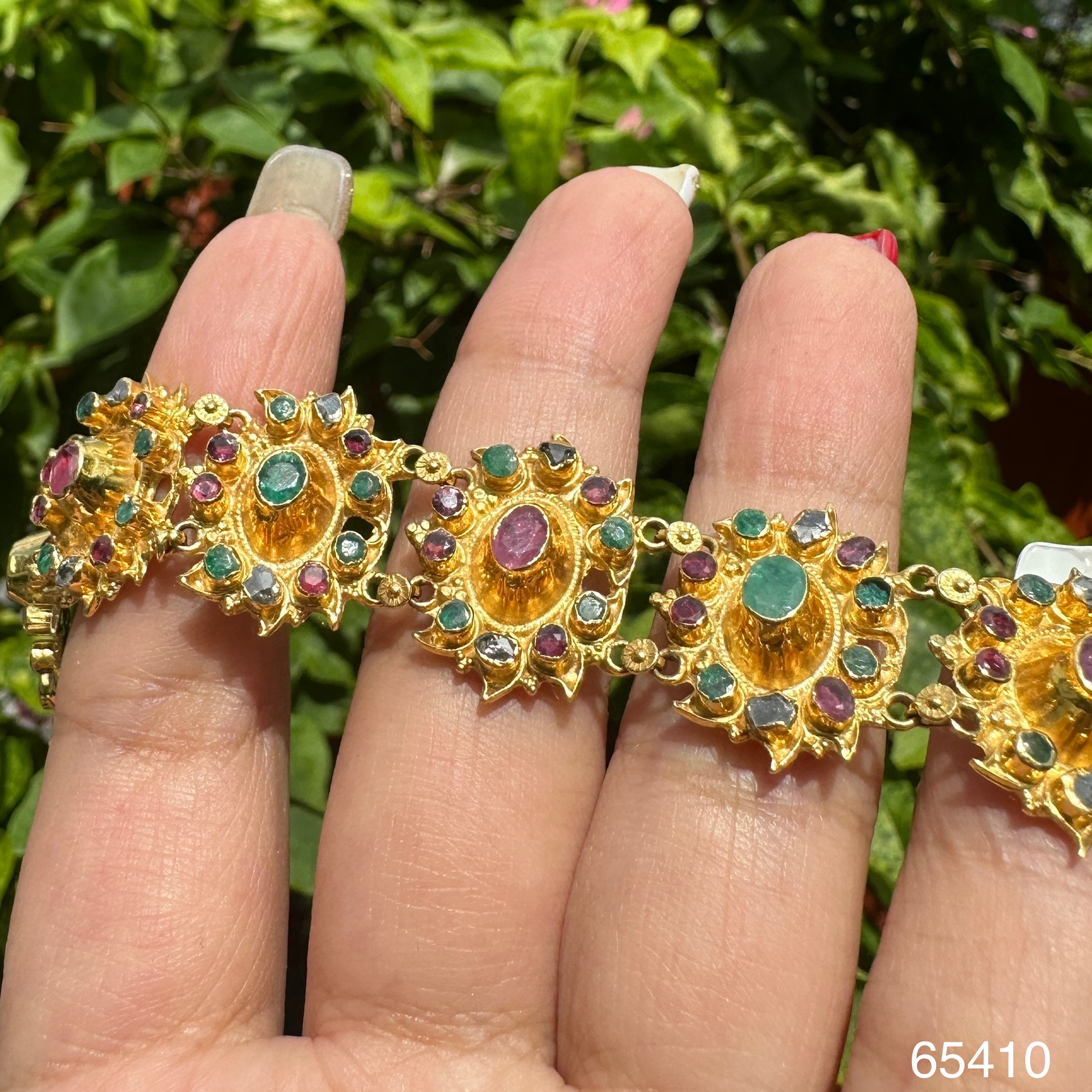 รหัส 65410 สร้อยข้อมือ 3 สี ทรงปู ทับทิม มรกต เพชรซีก รอบเส้น ทอง90 ความยาว 17 ซม. นน. 32.43 g