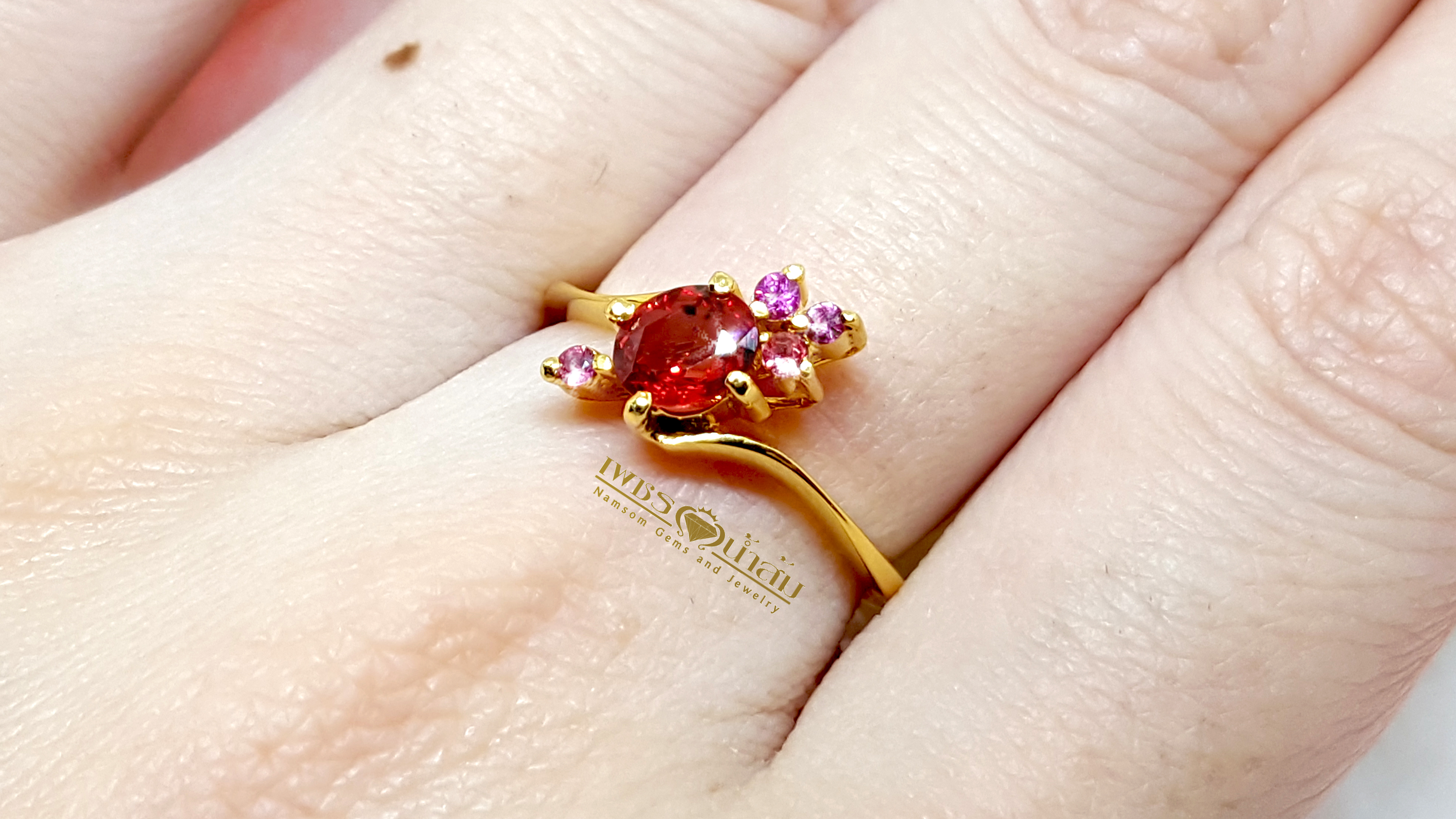 แหวนพลอยทับทิม Ruby สีสวยเจียระไนเหลี่ยมเพชร ประดับตกแต่งด้วยPink Sapphire สีสวย ทรงดอกไม้น่ารัก บนตัวเรือนทองแท้ทั้งตัวเรือน
