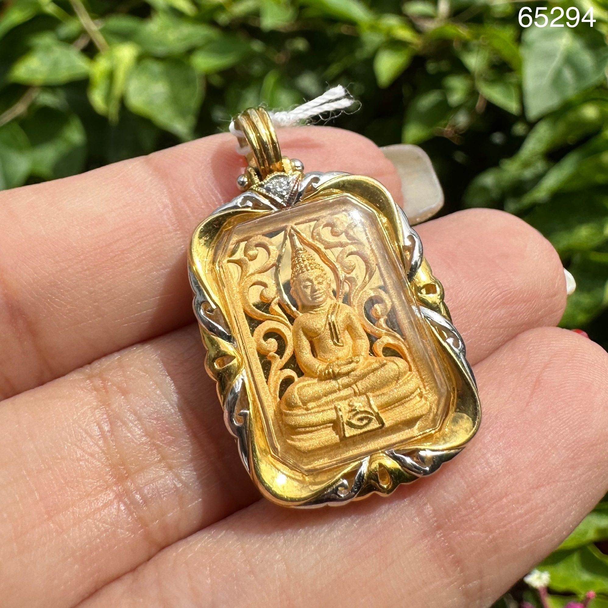 รหัส 65294 หลวงพ่อโสธร 2 หน้า เนื้อทองคำ เลี่ยมทอง18K ฝังเพชร 1 เม็ด 0.02 กะรัต นน. 11.03 g