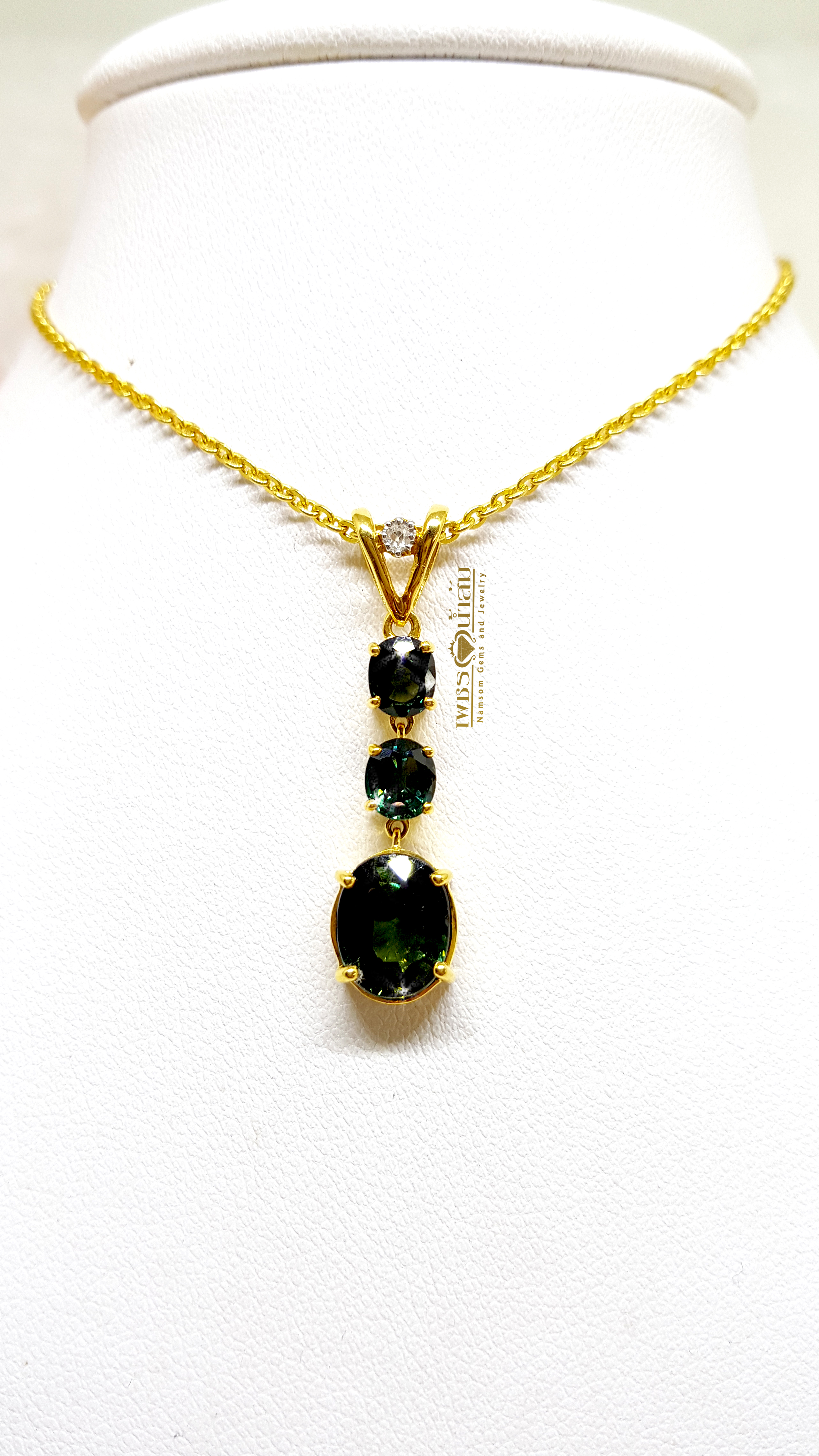 จี้พลอยเขียวส่อง Green Sapphire ระย่าตุ้งติ้งทากการเครื่อนไหว หยอกอินทุกสายตาให้หันมอง
